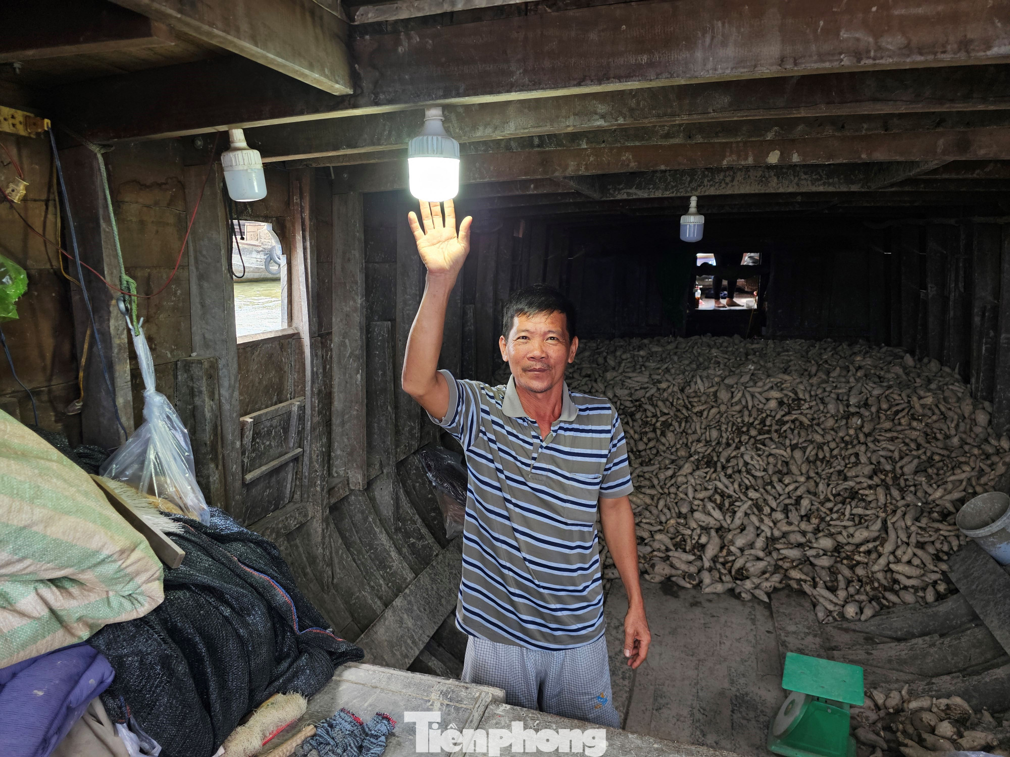 Ông Lâm Văn Phong ở chợ nổi Cái Răng bên ánh đèn được thắp sáng từ năng lượng mặt trời. Ảnh: Hòa Hội. Ông Lâm Văn Phong ở chợ nổi Cái Răng bên ánh đèn được thắp sáng từ năng lượng mặt trời. Ảnh: Hòa Hội.