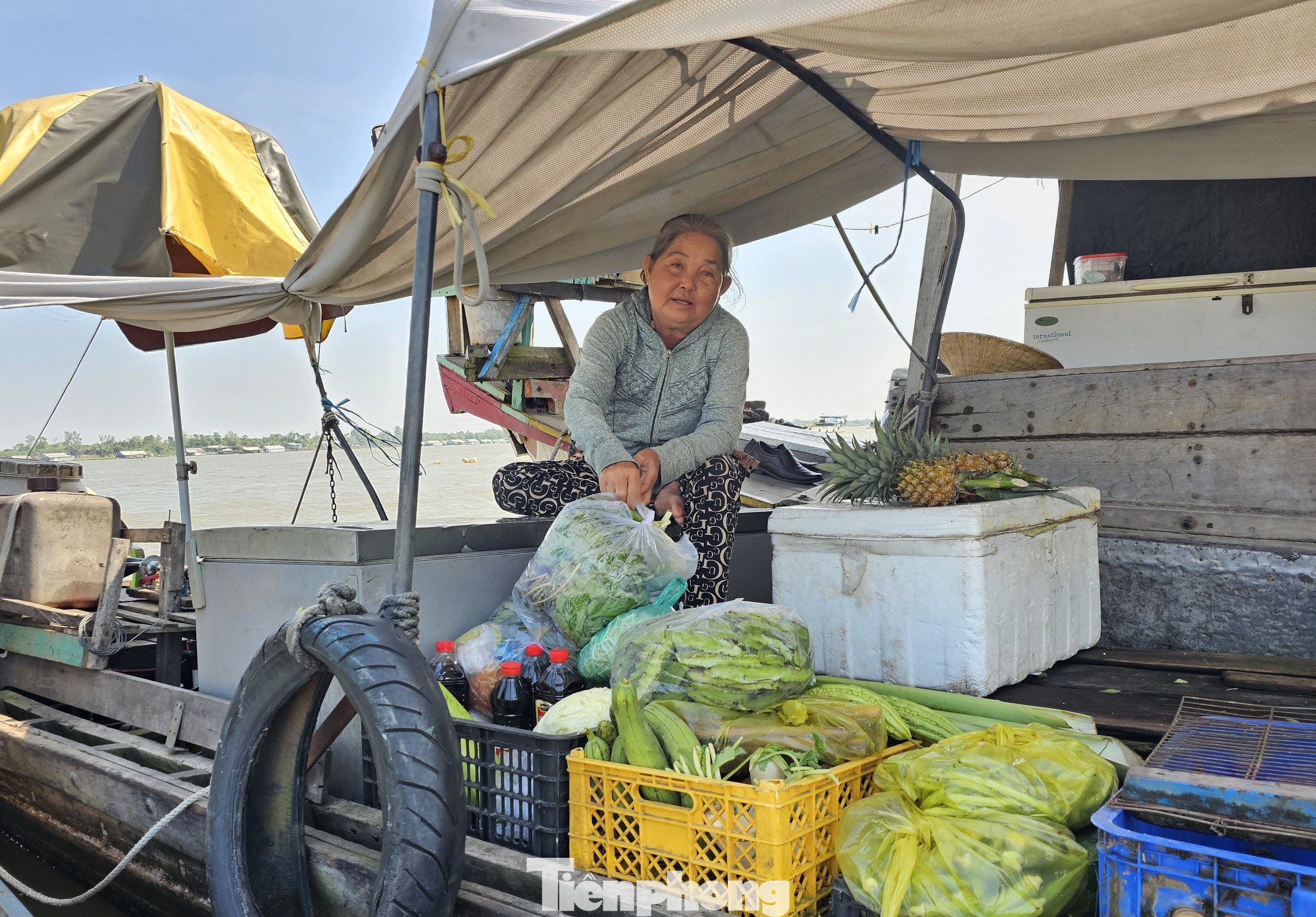 Bà Nguyễn Thị Hạnh vừa đi bán rau cải về đến nhà tại chợ nổi Long Xuyên (An Giang). Ảnh: Hòa Hội. Bà Nguyễn Thị Hạnh vừa đi bán rau cải về đến nhà tại chợ nổi Long Xuyên (An Giang). Ảnh: Hòa Hội.
