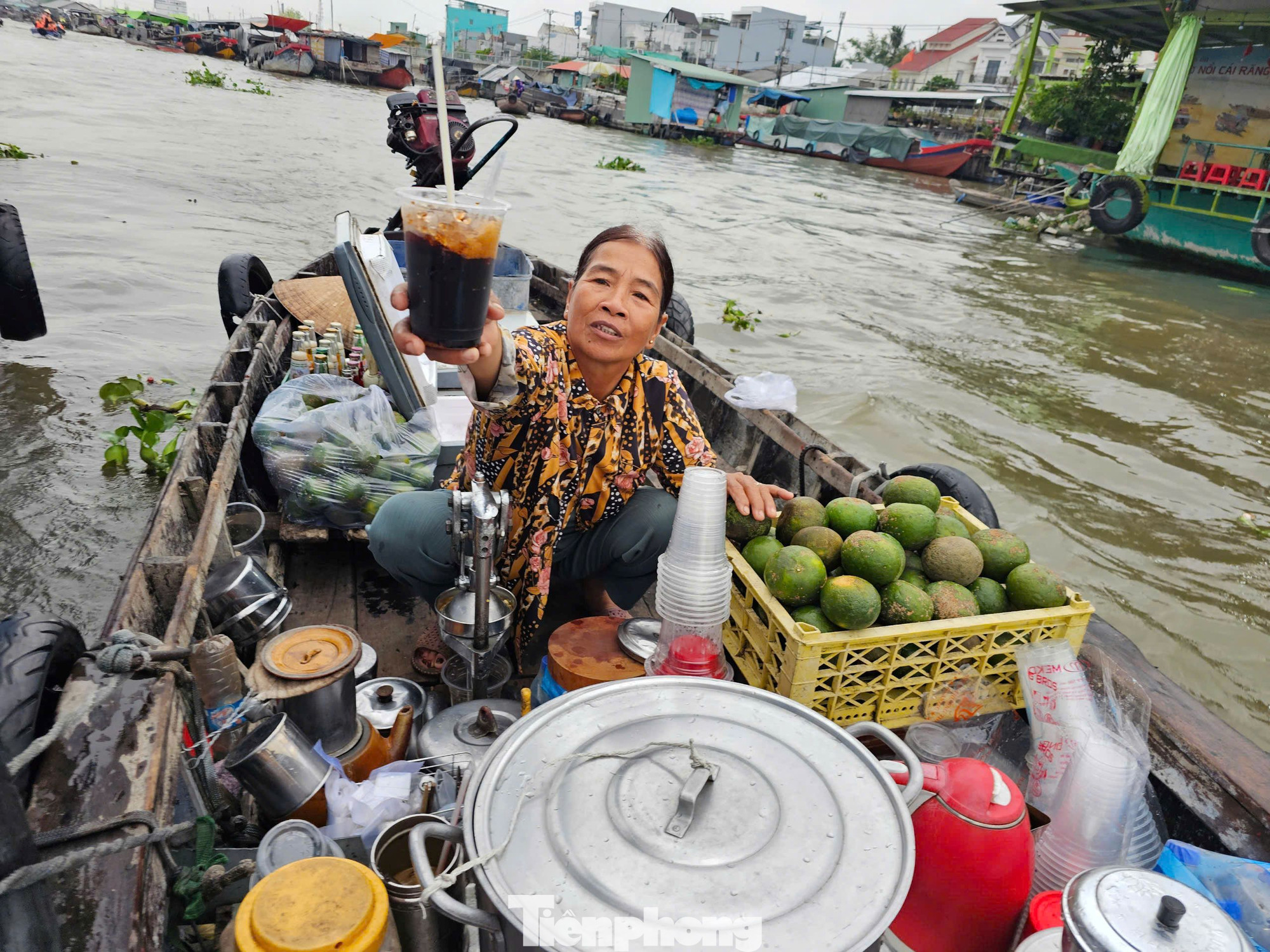 Bà Nguyễn Thị Kim Chưởng gắn bó với chợ nổi Cái Răng mấy chục năm nhưng vẫn chưa tự sắm nổi đèn năng lượng. Ảnh: Hòa Hội. Bà Nguyễn Thị Kim Chưởng gắn bó với chợ nổi Cái Răng mấy chục năm nhưng vẫn chưa tự sắm nổi đèn năng lượng. Ảnh: Hòa Hội.