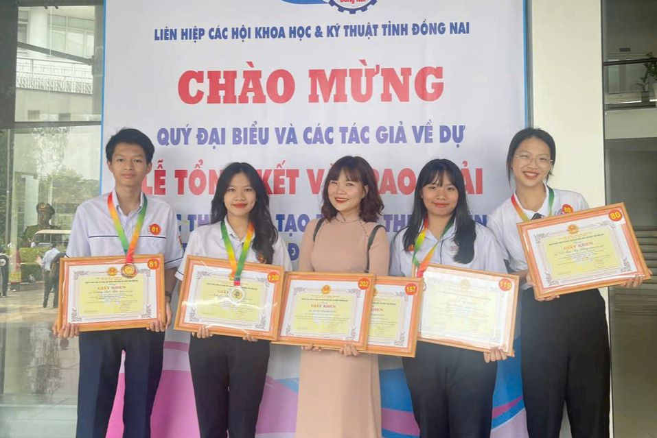 Chị Ngân đã dẫn dắt sinh viên thực hiện nhiều sáng kiến đạt thành tích cao. Chị Ngân đã dẫn dắt sinh viên thực hiện nhiều sáng kiến đạt thành tích cao.