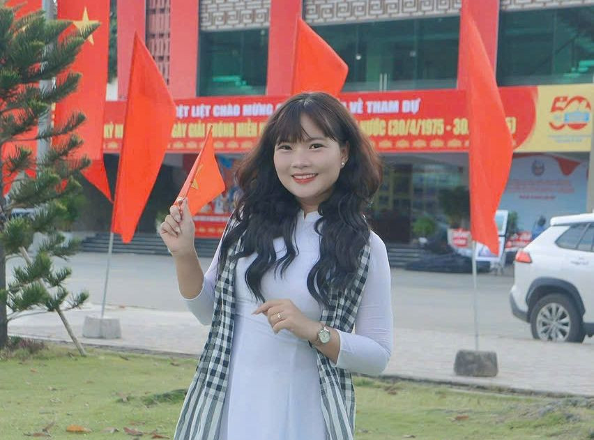 Chị Hồ Nguyễn Kim Ngân - giáo viên Trường THCS Hùng Vương, huyện Trảng Bom, tỉnh Đồng Nai. Chị Hồ Nguyễn Kim Ngân - giáo viên Trường THCS Hùng Vương, huyện Trảng Bom, tỉnh Đồng Nai.