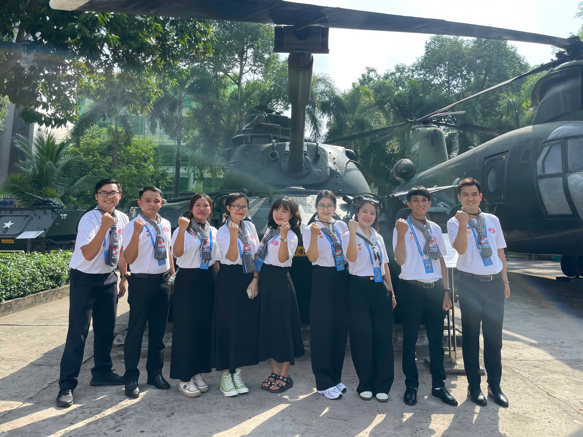 Chị Ngân cùng các đại biểu đạt danh hiệu "Thanh niên tiên tiến làm theo lời Bác toàn quốc" năm 2025. Chị Ngân cùng các đại biểu đạt danh hiệu "Thanh niên tiên tiến làm theo lời Bác toàn quốc" năm 2025.