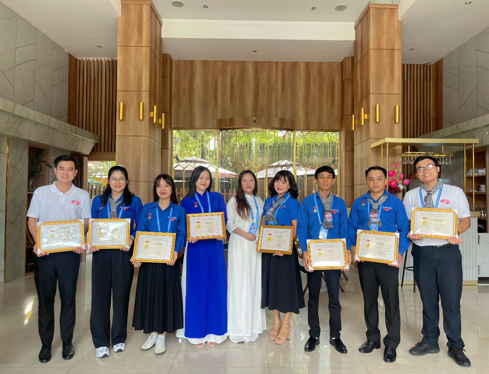 Chị Ngân cùng các đại biểu đạt danh hiệu "Thanh niên tiên tiến làm theo lời Bác toàn quốc" năm 2025. Chị Ngân cùng các đại biểu đạt danh hiệu "Thanh niên tiên tiến làm theo lời Bác toàn quốc" năm 2025.