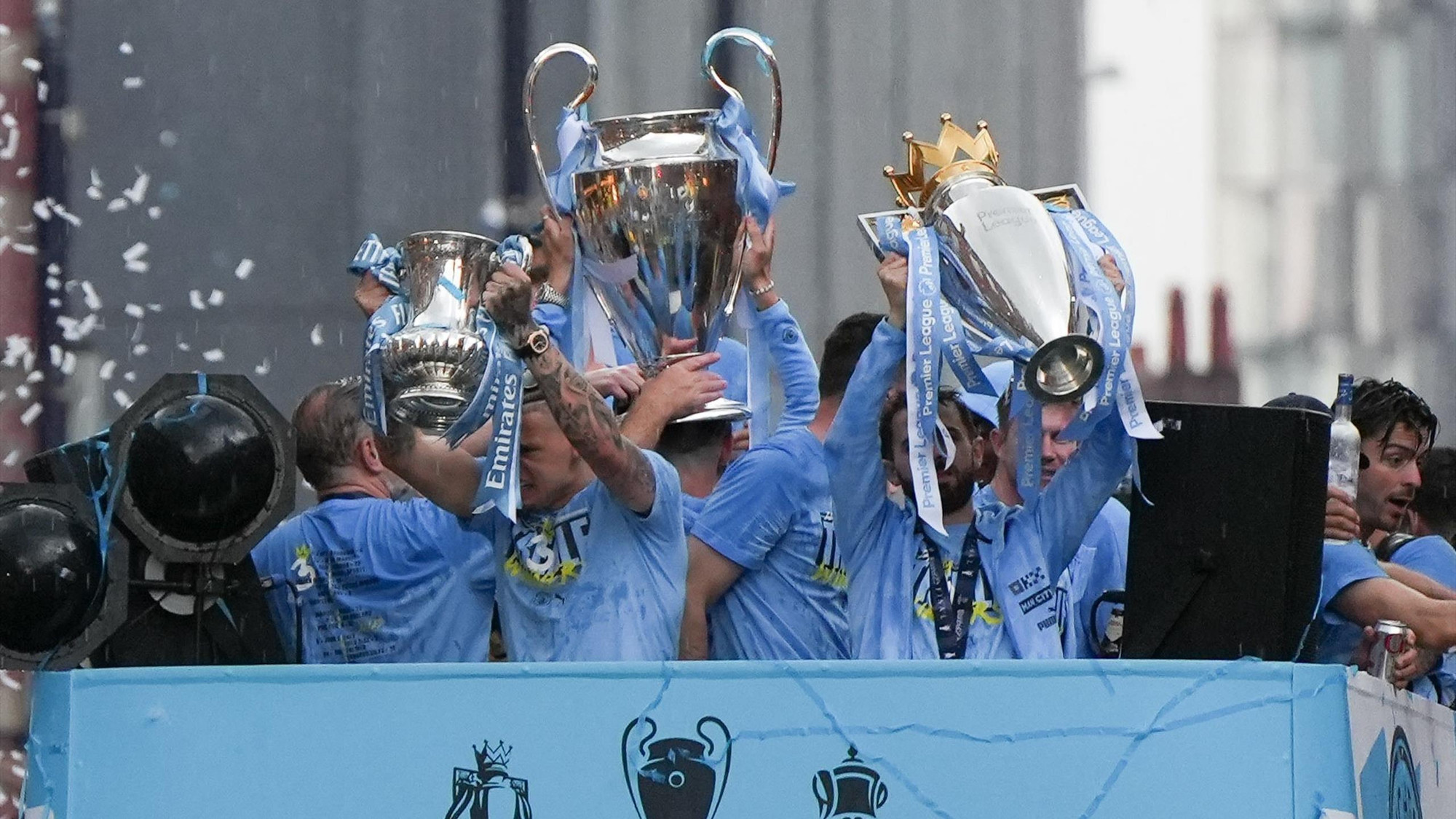 Các cầu thủ Man City nâng cúp dưới mưa