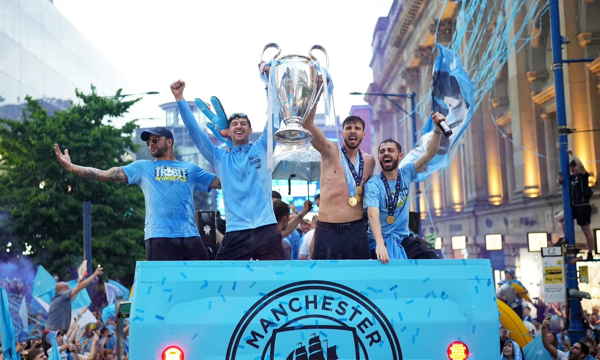 Các cầu thủ tắm mưa ăn mừng