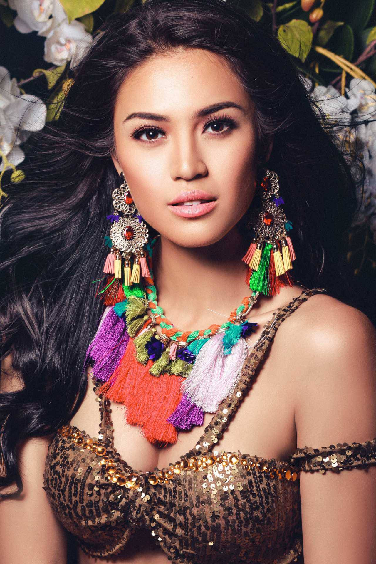 Sở hữu gương mặt khả ái cùng 3 vòng hoàn hảo và dĩ nhiên là khả năng ứng xử xuất sắc, Michele Gumabao đã đăng quang Hoa hậu hoàn vũ Philippines 2018.