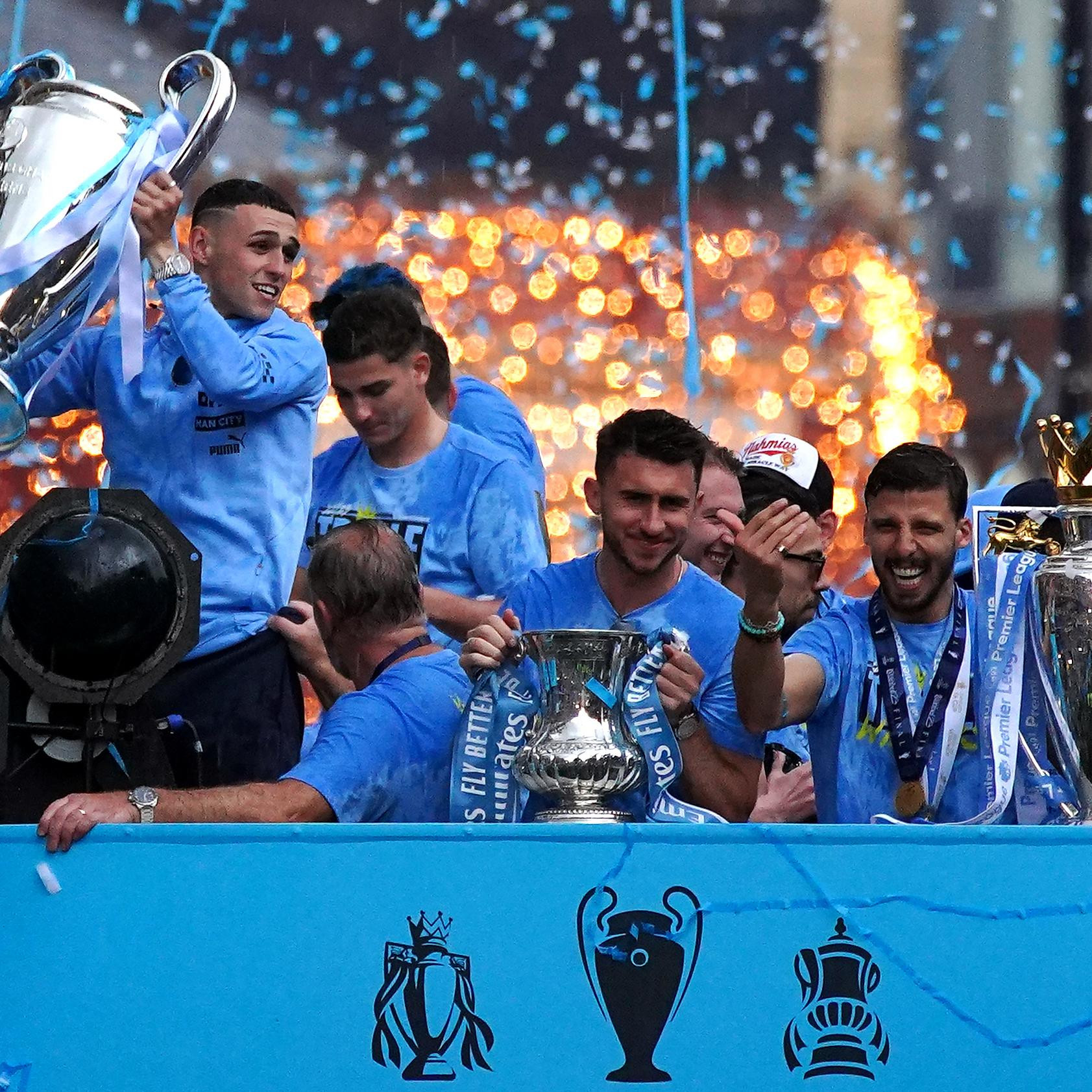 Các trụ cột của Man City phấn khích nâng cúp