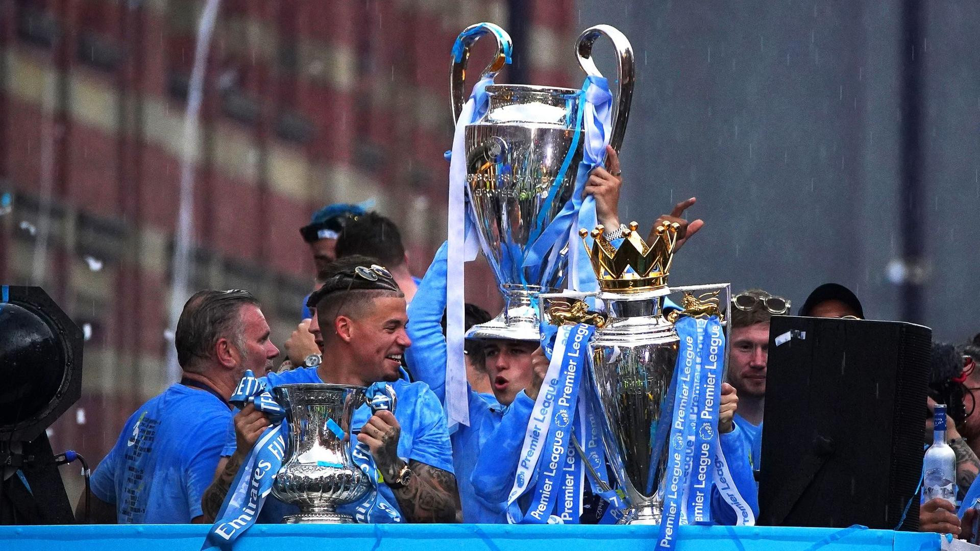 Cơn mưa không thể làm nguội lạnh sự hưng phấn của nhà ĐKVĐ C1