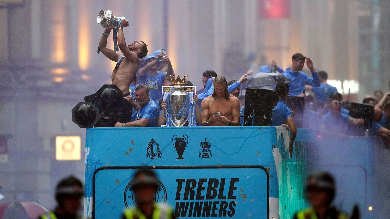 Haaland nổi bật trong buổi rước cúp