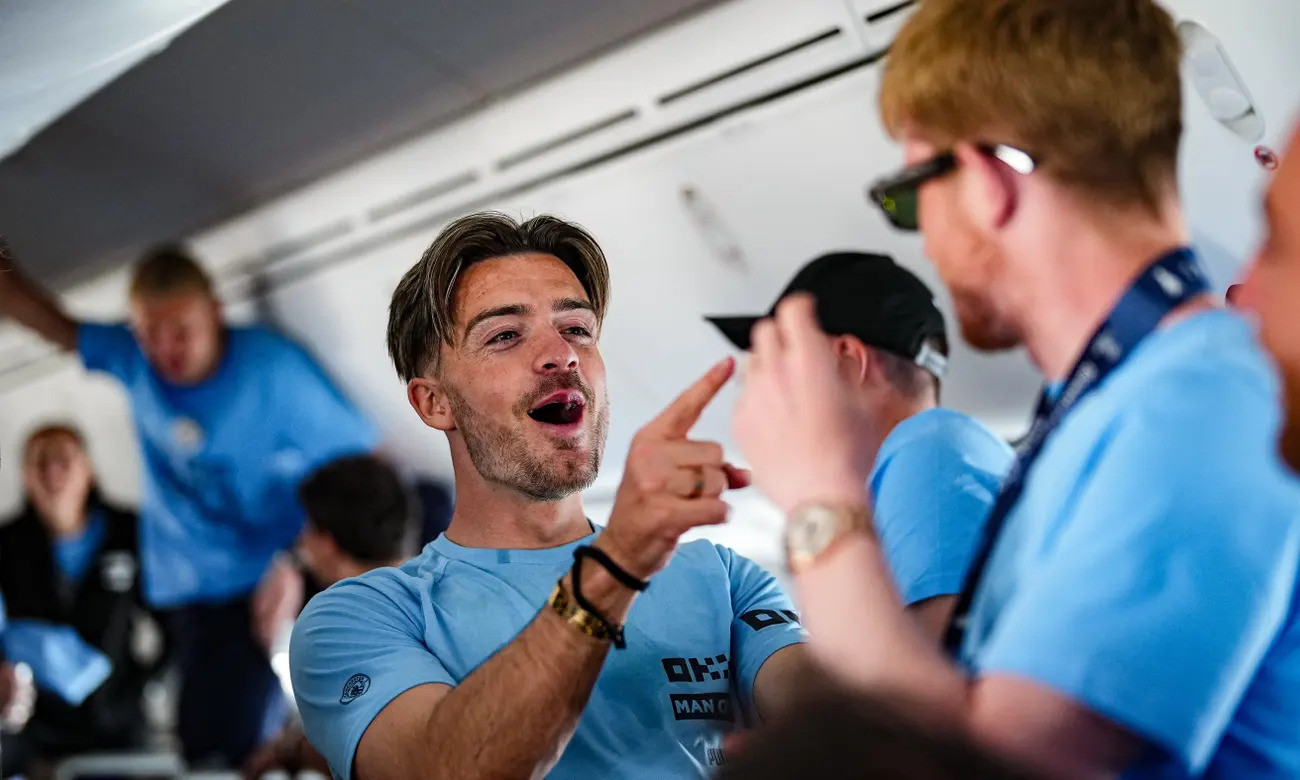 Grealish háo hức ăn mừng trong xe