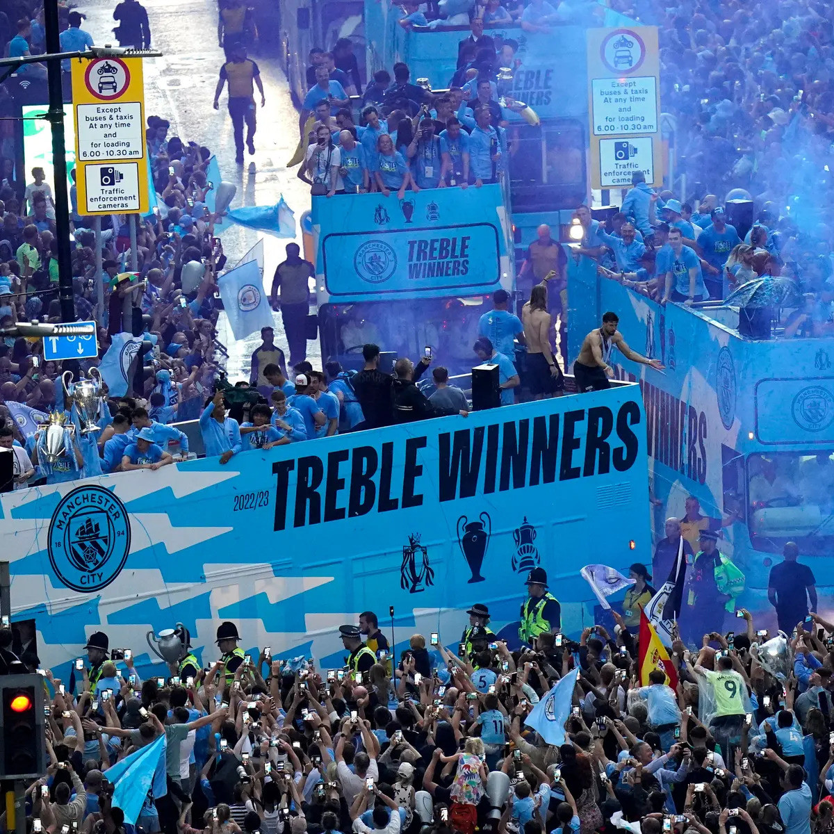 Xe bus bắt đầu tiến vào biển NHM