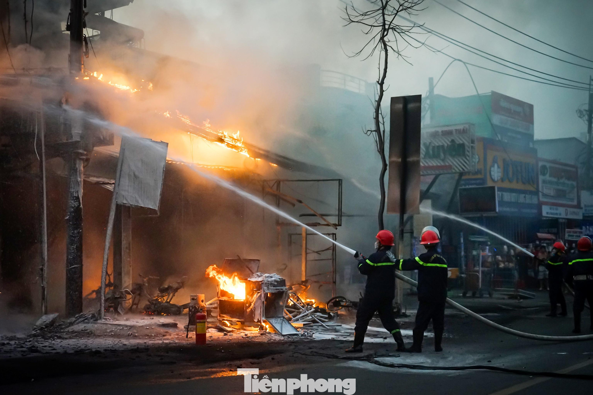 Lực lượng chữa cháy công an Quận 8 phong toả hiện trường triển khai dập lửa Lực lượng chữa cháy công an Quận 8 phong toả hiện trường triển khai dập lửa