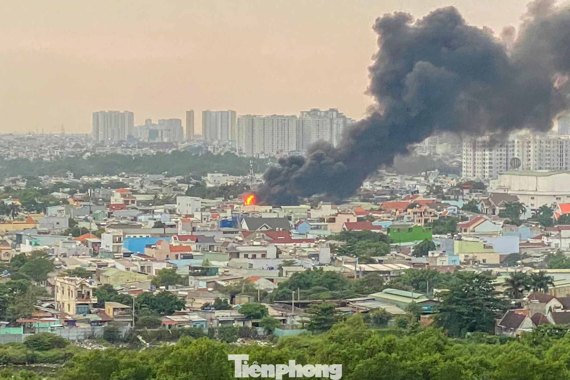 Vụ cháy tạo cột khói cao hàng chục mét Vụ cháy tạo cột khói cao hàng chục mét