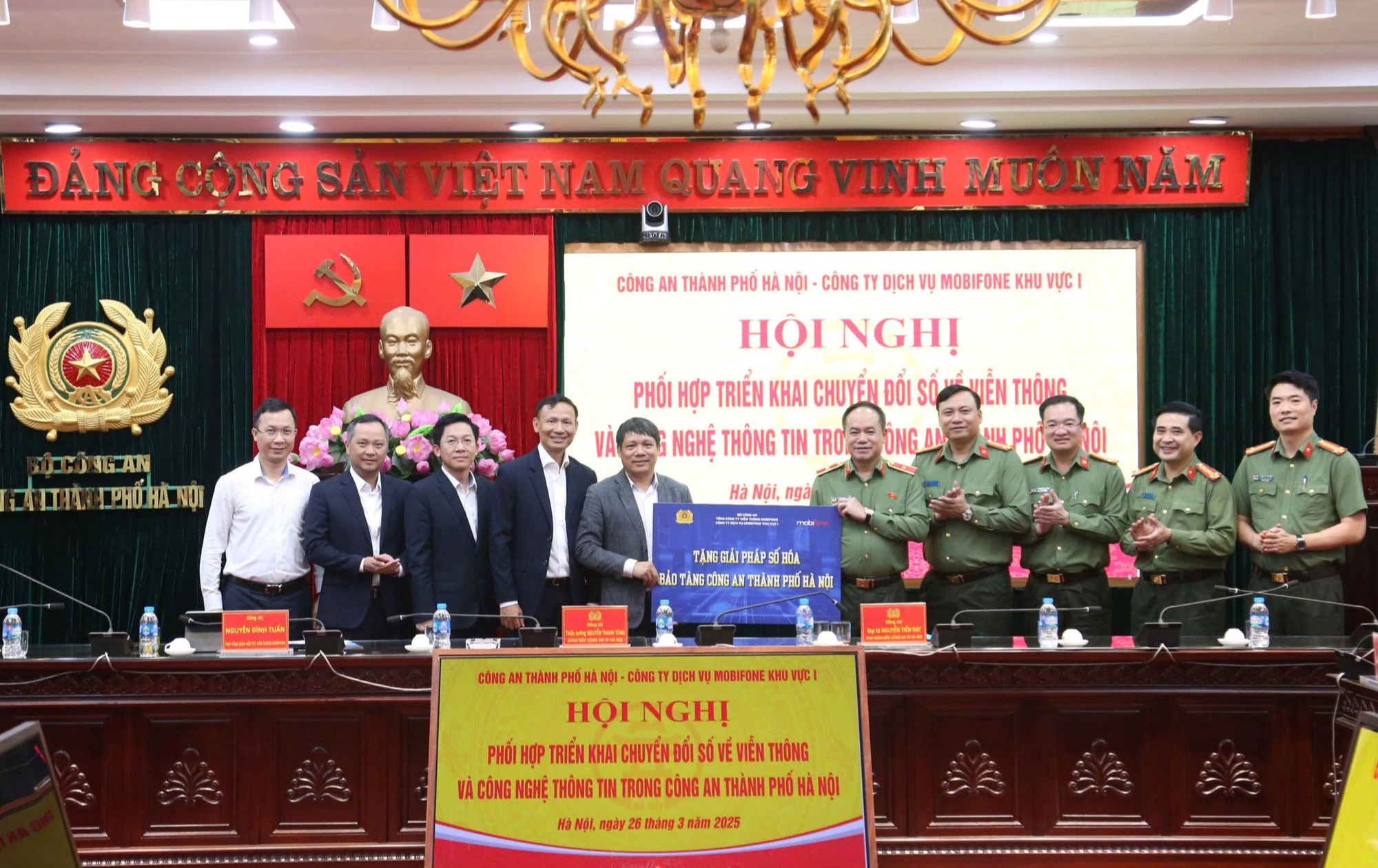 Công an Hà Nội phối hợp triển khai chuyển đổi số về viễn thông và công nghệ thông tin. Công an Hà Nội phối hợp triển khai chuyển đổi số về viễn thông và công nghệ thông tin.