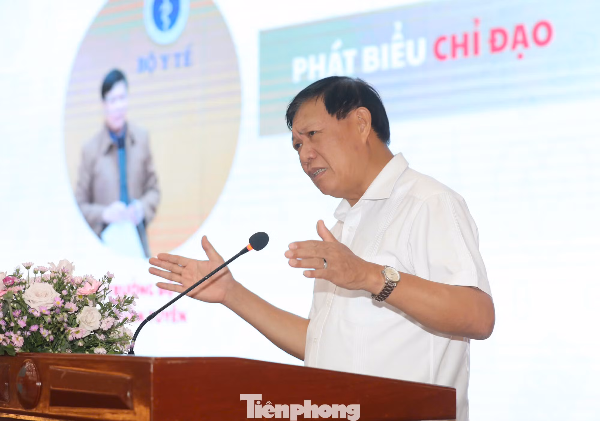 Thứ trưởng Bộ Y tế Đỗ Xuân Tuyên phát biểu chỉ đạo tại hội thảo.