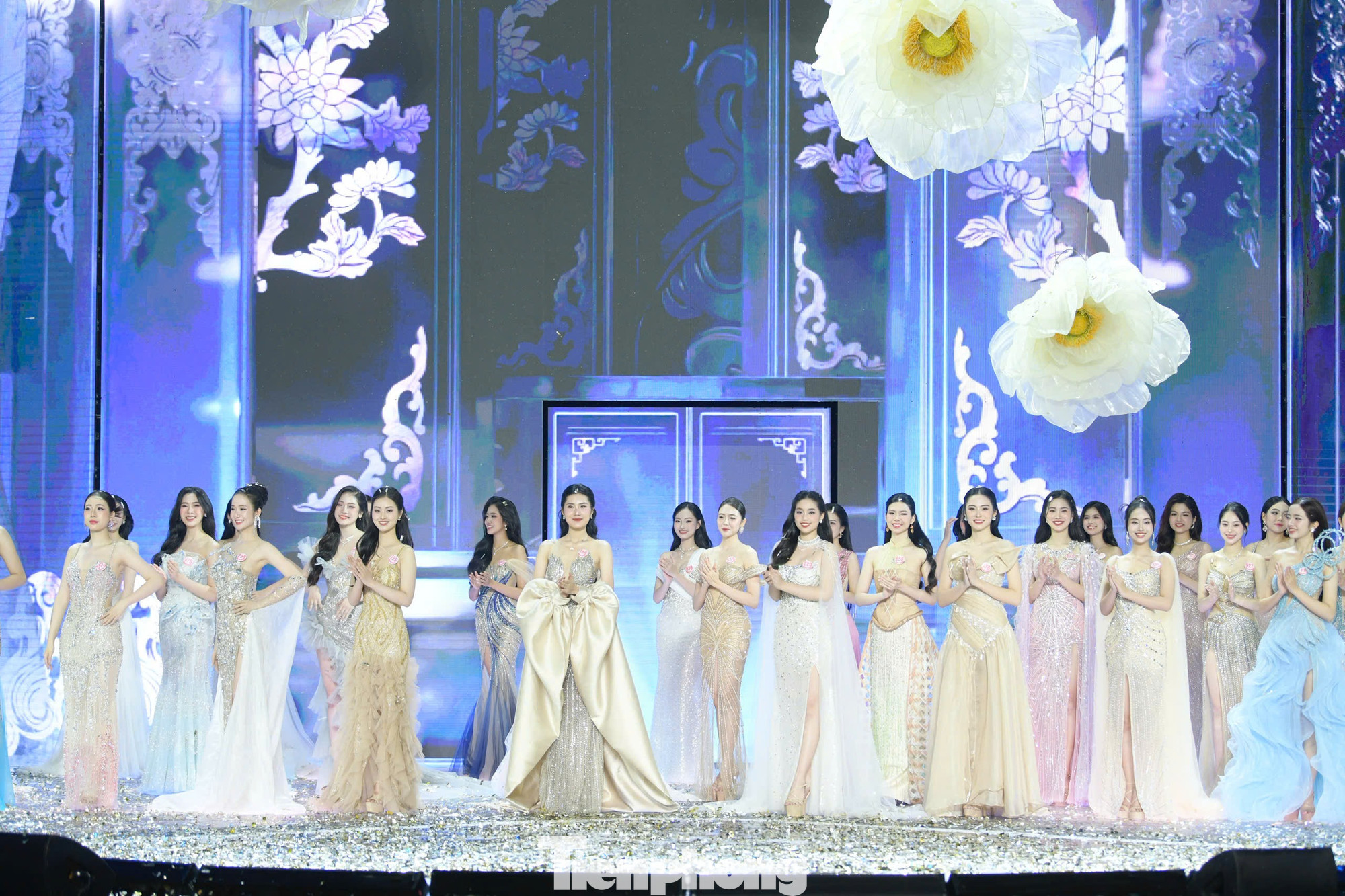 Tự chọn trang phục theo các chủ đề giọt sương, màu nắng, hoa sen và bầu trời, từ đó gián tiếp gửi đến cuộc thi thông điệp riêng, 41 cô gái mỗi người một vẻ tạo nên bức tranh tổng thể đầy ảo diệu, sang trọng, kiêu sa trong phần thi trang phục dạ hội.