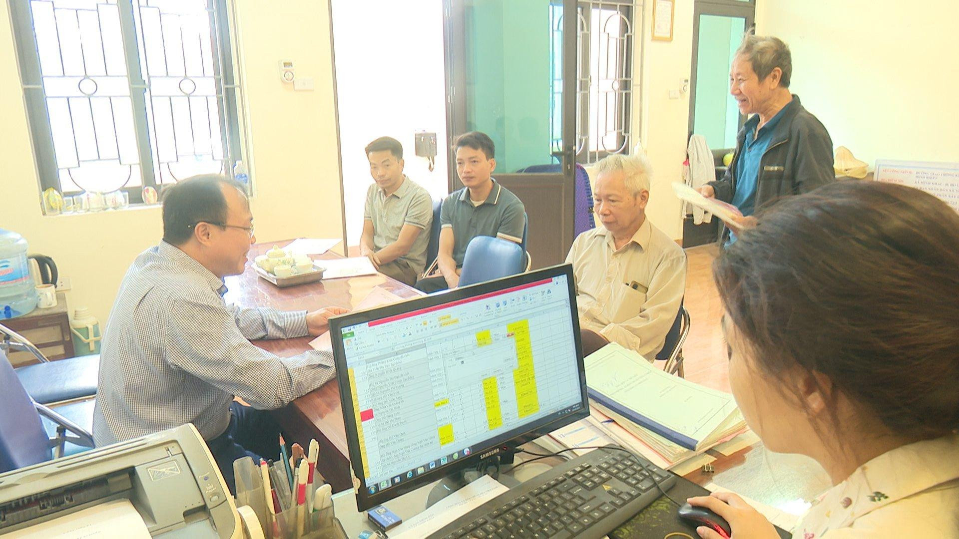 Ảnh 1: Người dân được cán bộ xã hướng dẫn chi tiết các thủ tục liên quan đến di dời mộ phần. Ảnh 2: Chính quyền địa phương cùng người dân đo đạc, cắm mốc tại xã Song Phương, huyện Hoài Đức Ảnh 1: Người dân được cán bộ xã hướng dẫn chi tiết các thủ tục liên quan đến di dời mộ phần. Ảnh 2: Chính quyền địa phương cùng người dân đo đạc, cắm mốc tại xã Song Phương, huyện Hoài Đức