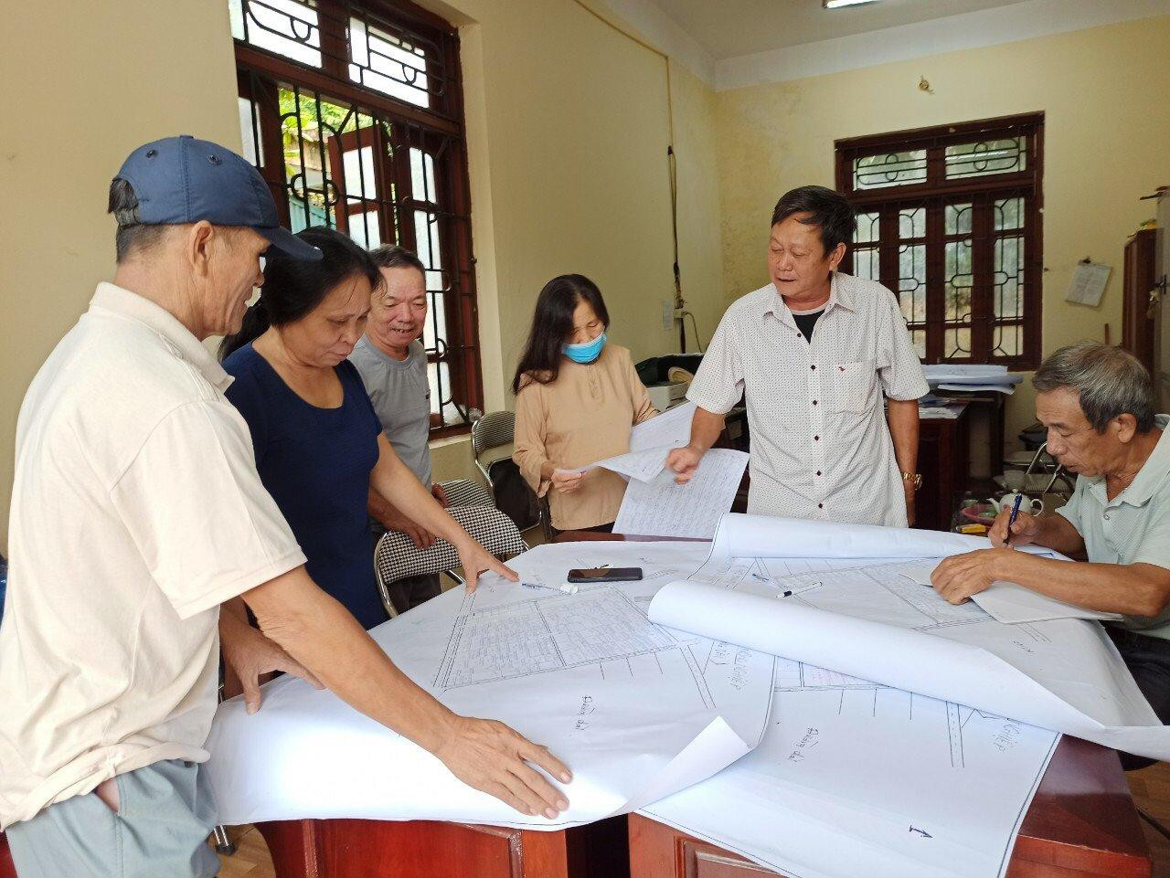 Ảnh 1: Ông Nguyễn Xuân Đại, Bí thư huyện Hoài Đức trực tiếp các nghĩa trang để chỉ đạo, tháo gỡ khó khăn cho các xã có đường Vành đai 4 đi qua. Ảnh 2: Người dân đến đăng ký biến động đất đai, xác định mốc giới dự án tại UBND xã Song Phương, huyện Hoài Đức Ảnh 1: Ông Nguyễn Xuân Đại, Bí thư huyện Hoài Đức trực tiếp các nghĩa trang để chỉ đạo, tháo gỡ khó khăn cho các xã có đường Vành đai 4 đi qua. Ảnh 2: Người dân đến đăng ký biến động đất đai, xác định mốc giới dự án tại UBND xã Song Phương, huyện Hoài Đức