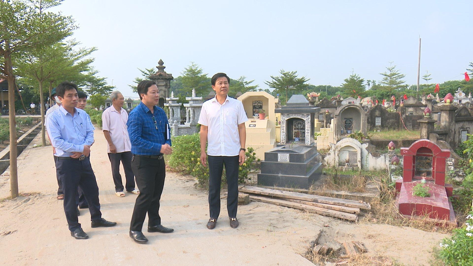 Ảnh 1: Ông Nguyễn Xuân Đại, Bí thư huyện Hoài Đức trực tiếp các nghĩa trang để chỉ đạo, tháo gỡ khó khăn cho các xã có đường Vành đai 4 đi qua. Ảnh 2: Người dân đến đăng ký biến động đất đai, xác định mốc giới dự án tại UBND xã Song Phương, huyện Hoài Đức Ảnh 1: Ông Nguyễn Xuân Đại, Bí thư huyện Hoài Đức trực tiếp các nghĩa trang để chỉ đạo, tháo gỡ khó khăn cho các xã có đường Vành đai 4 đi qua. Ảnh 2: Người dân đến đăng ký biến động đất đai, xác định mốc giới dự án tại UBND xã Song Phương, huyện Hoài Đức