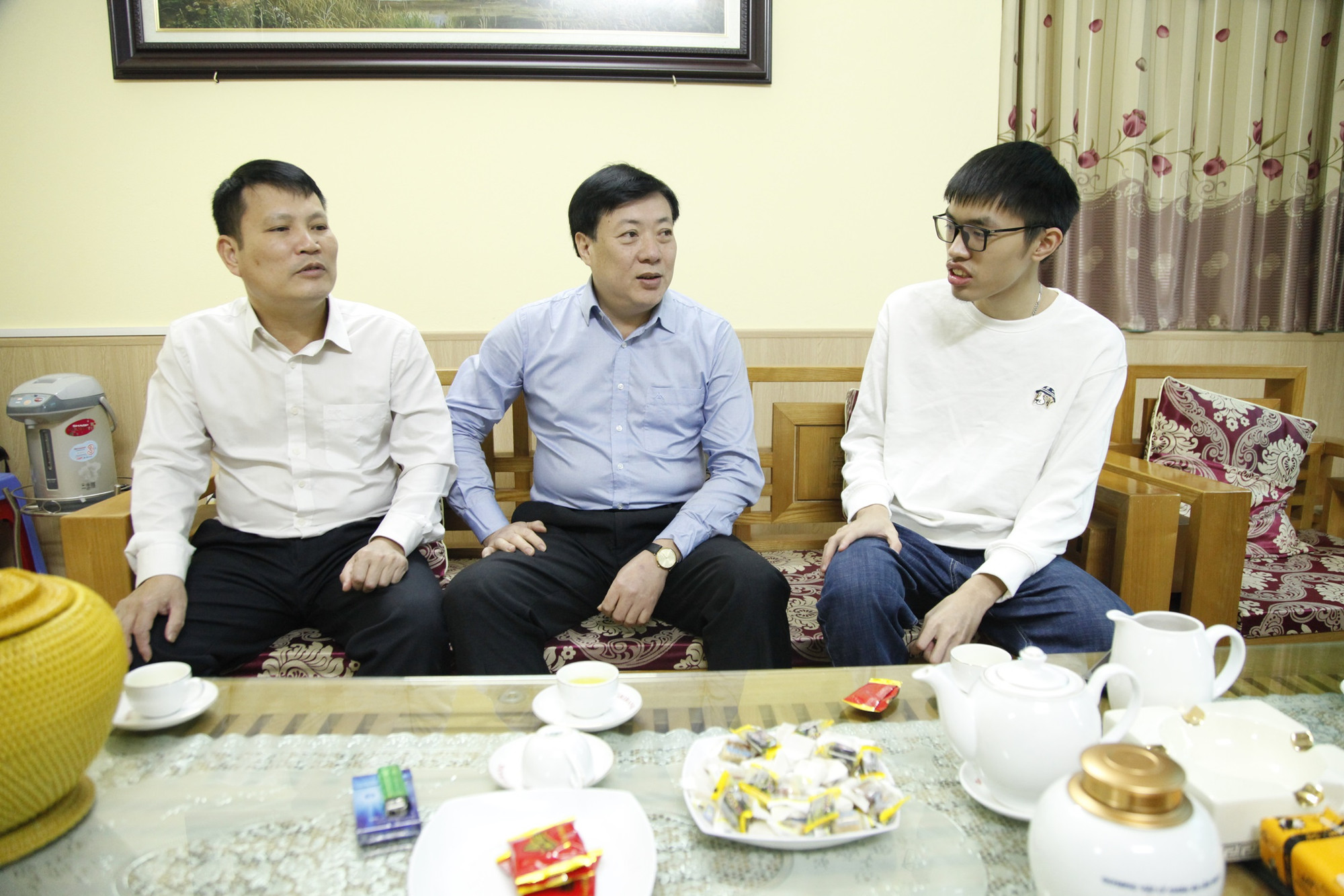 Thân Thế Công trò chuyện với thầy Trần Duy Phương – Hiệu trưởng Trường THPT Chuyên Bắc Giang (giữa) và thầy Nguyễn Văn Đóa. Ảnh: Nguyễn Thắng