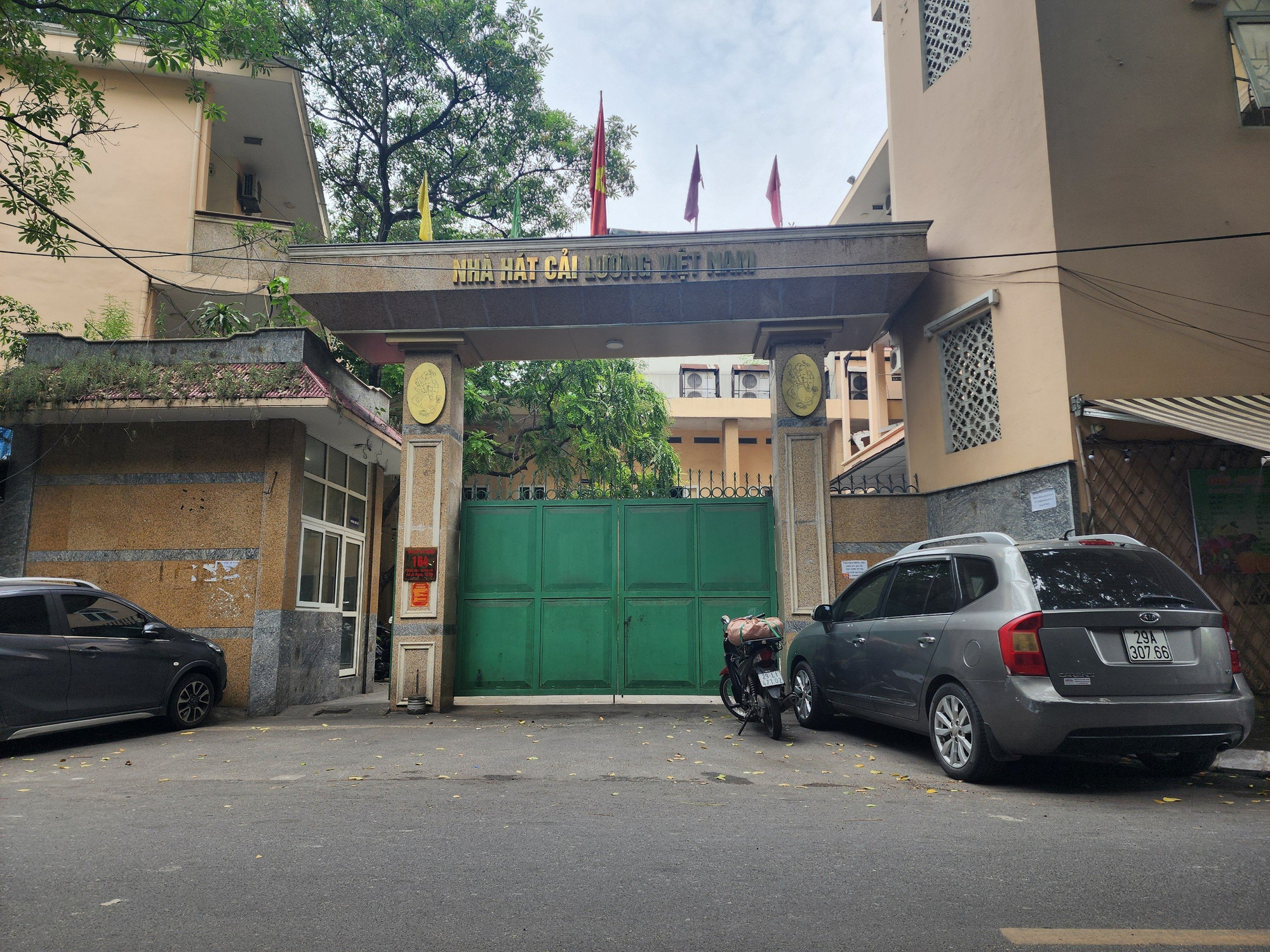 Trụ sở Nhà hát Cải lương Việt Nam (164 Hồng Mai, Hà Nội) xuống cấp, không đủ tiêu chuẩn đón khán giả hoặc để nghệ sĩ biểu diễn. Trụ sở Nhà hát Cải lương Việt Nam (164 Hồng Mai, Hà Nội) xuống cấp, không đủ tiêu chuẩn đón khán giả hoặc để nghệ sĩ biểu diễn.