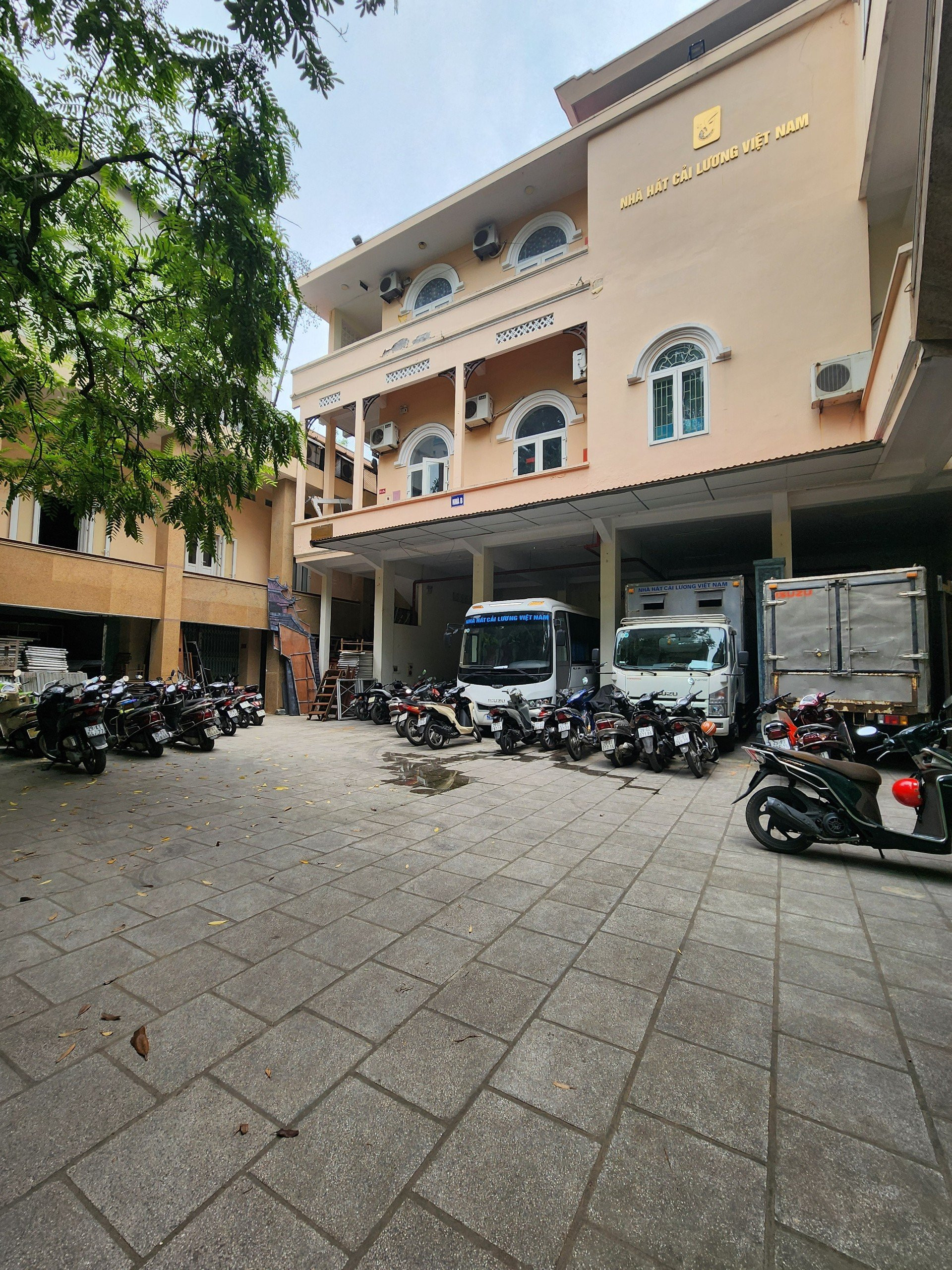 Trụ sở Nhà hát Cải lương Việt Nam (164 Hồng Mai, Hà Nội) xuống cấp, không đủ tiêu chuẩn đón khán giả hoặc để nghệ sĩ biểu diễn. Trụ sở Nhà hát Cải lương Việt Nam (164 Hồng Mai, Hà Nội) xuống cấp, không đủ tiêu chuẩn đón khán giả hoặc để nghệ sĩ biểu diễn.