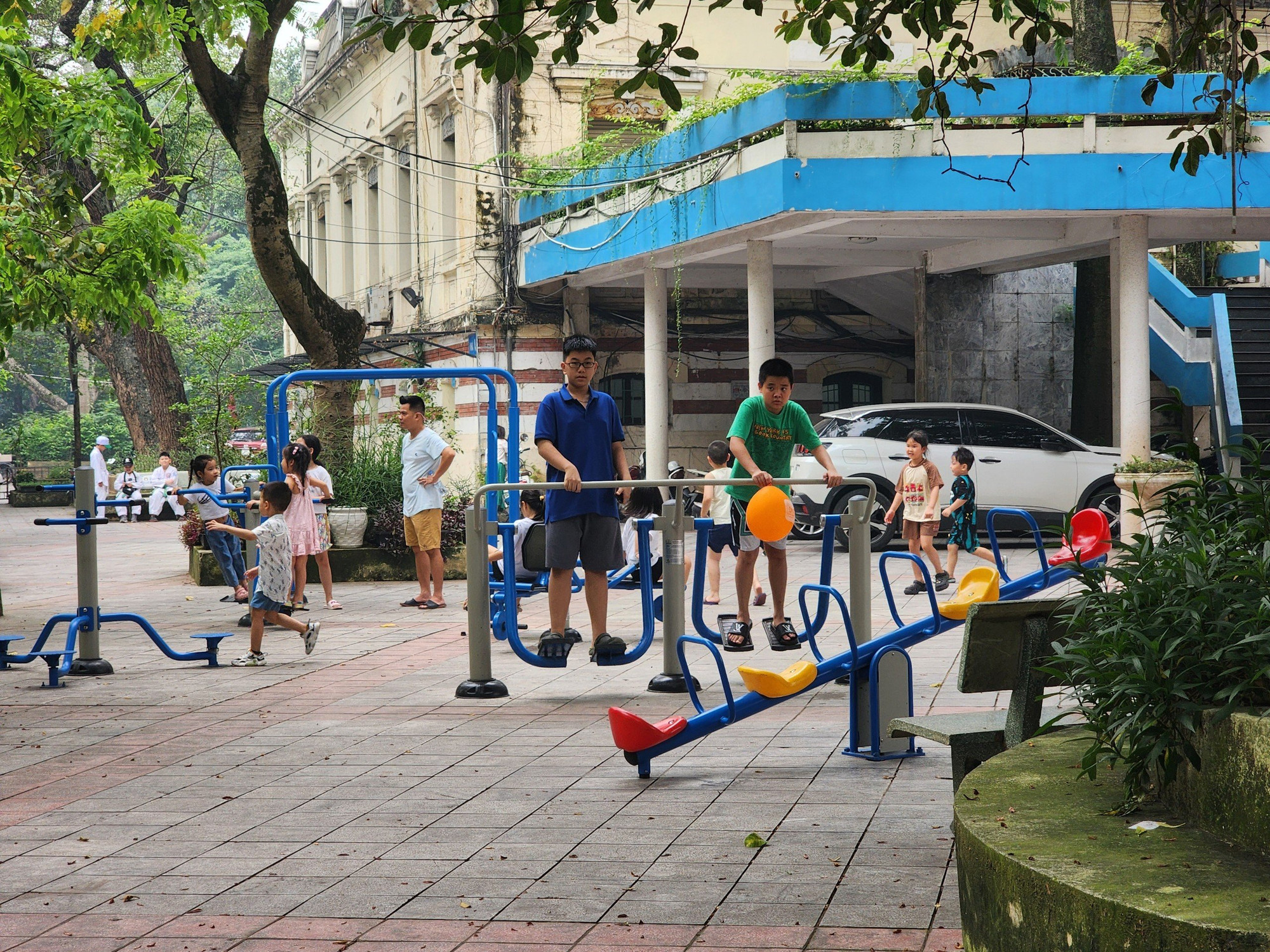 Thiếu kinh phí hoạt động, nhà văn hóa thường được gọi vui là "nhà văn khóa", hoặc là nơi để người dân tập thể dục thể thao. Thiếu kinh phí hoạt động, nhà văn hóa thường được gọi vui là "nhà văn khóa", hoặc là nơi để người dân tập thể dục thể thao.