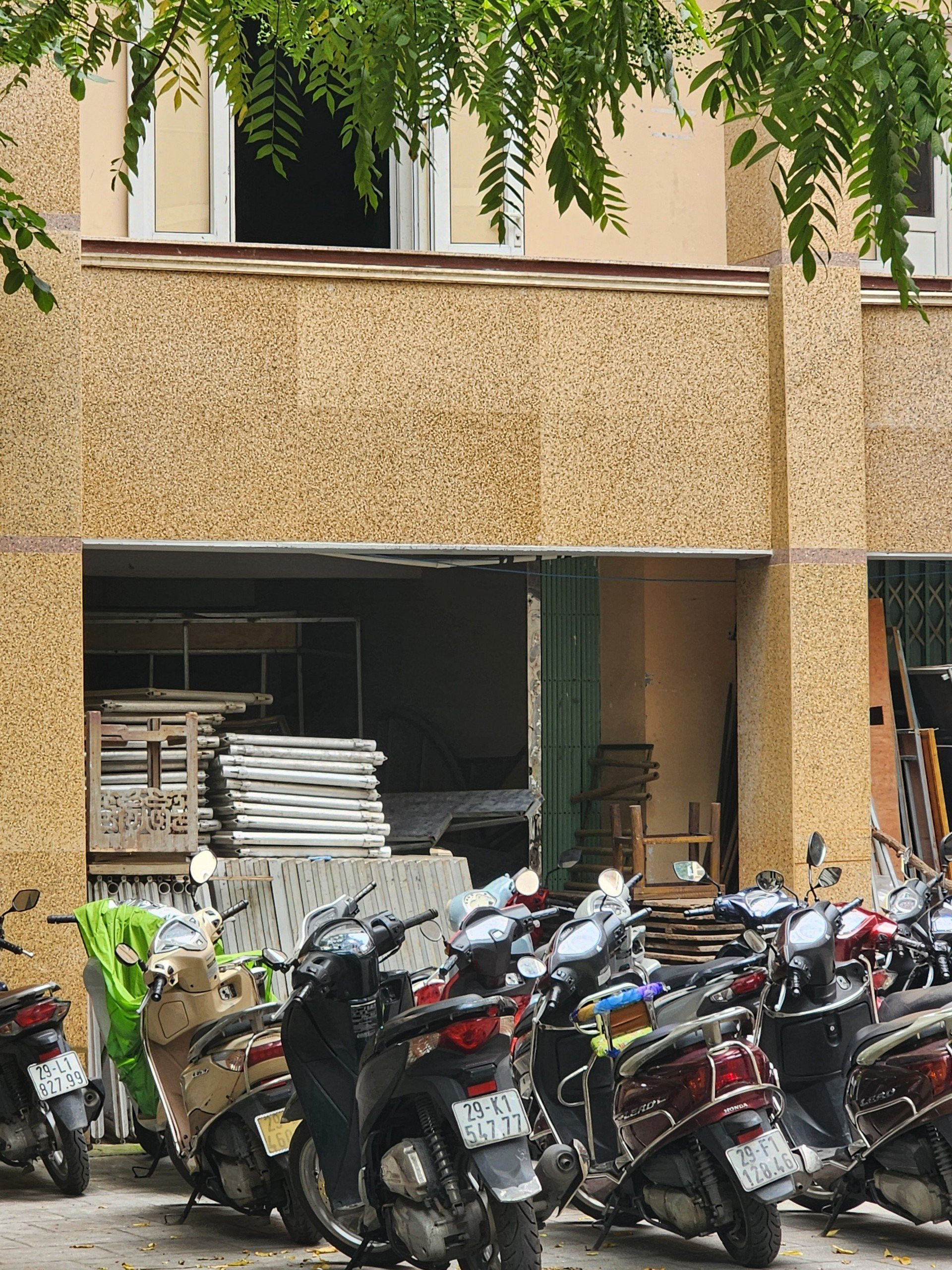 Trụ sở Nhà hát Cải lương Việt Nam (164 Hồng Mai, Hà Nội) xuống cấp, không đủ tiêu chuẩn đón khán giả hoặc để nghệ sĩ biểu diễn. Trụ sở Nhà hát Cải lương Việt Nam (164 Hồng Mai, Hà Nội) xuống cấp, không đủ tiêu chuẩn đón khán giả hoặc để nghệ sĩ biểu diễn.