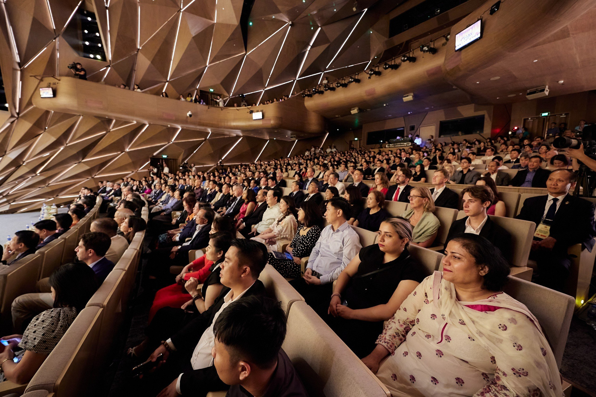 Nhà hát Hồ Gươm điểm hẹn văn hóa của người dân Thủ đô và du khách quốc tế.