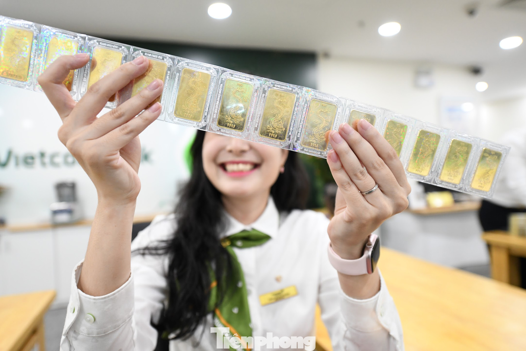 Vì sao giá vàng trong nước giảm nhỏ giọt khi thế giới lao dốc? | Báo điện  tử Tiền Phong