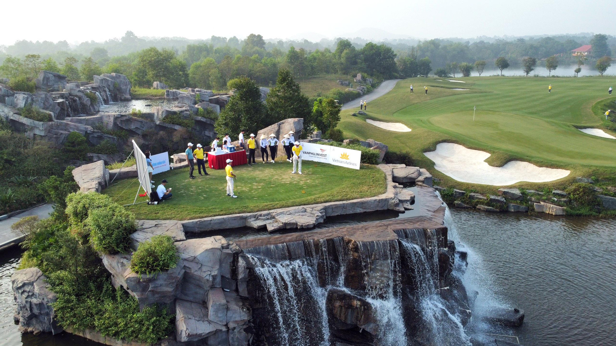 Trong đó, Kings Course được thiết kế đầy thử thách và sáng tạo, vừa trải dài trên sườn đồi dưới chân núi Ba Vì, vừa uốn lượn theo hồ Đồng Mô tạo nên các hố golf độc đáo.