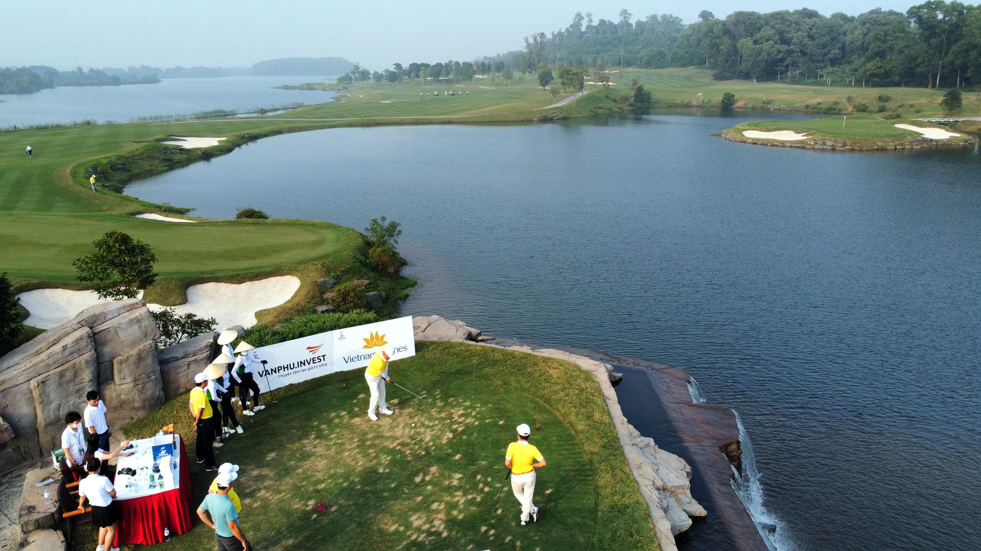 Người chơi có hai green để lựa chọn là King green và Queen green với khoảng cách phù hợp cho cú swing dài và ngắn khác nhau. Đây được coi như thử thách cuối cùng dành cho các golf thủ khi đã kết thúc 18 hố, bước vào trận play off quyết định nếu ngang bằng về số gậy tổng.