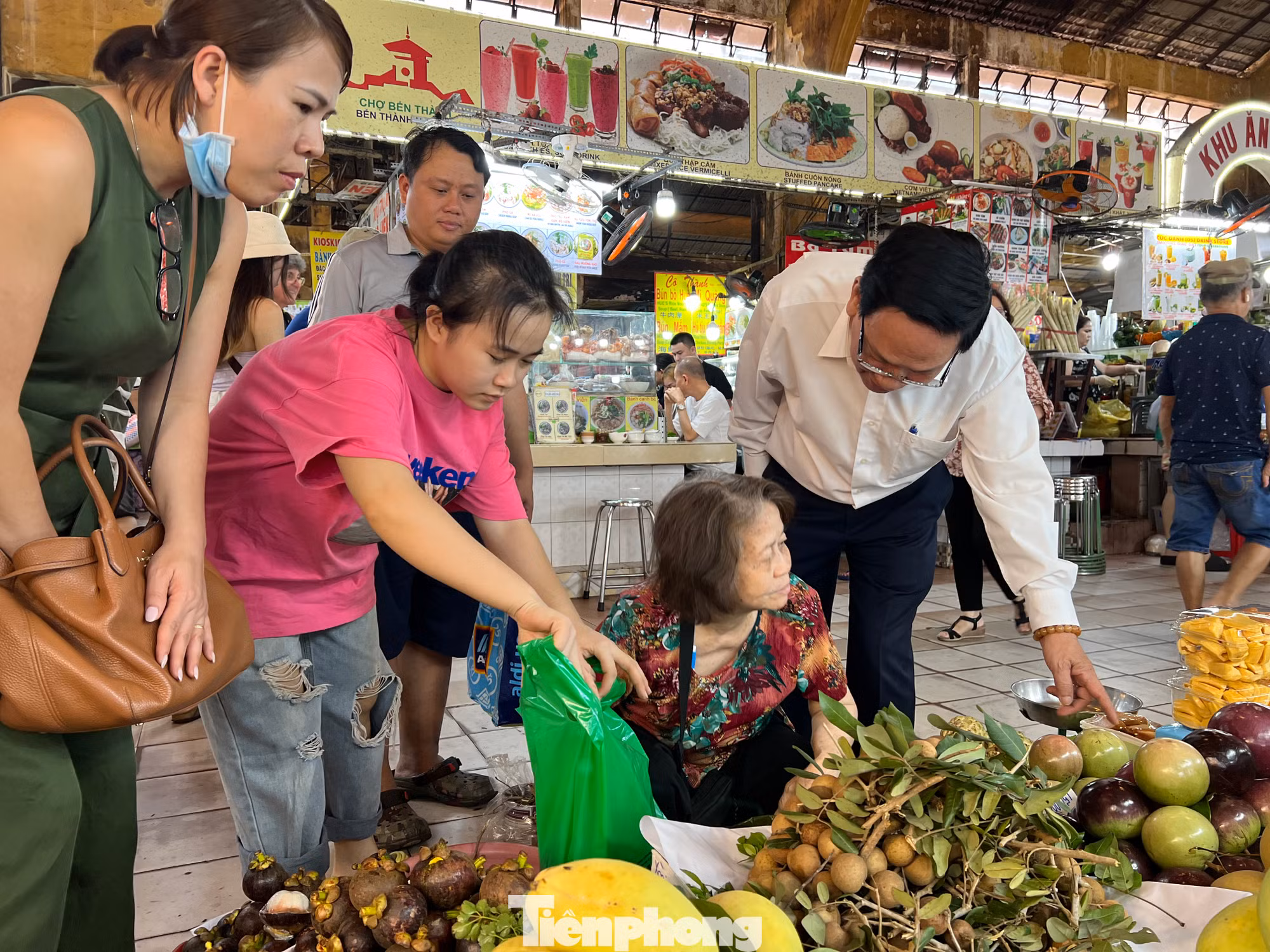 Tiểu thương chợ Bến Thành cho biết sức mua mới đạt khoảng 20% so với Tết những năm trước đây Tiểu thương chợ Bến Thành cho biết sức mua mới đạt khoảng 20% so với Tết những năm trước đây