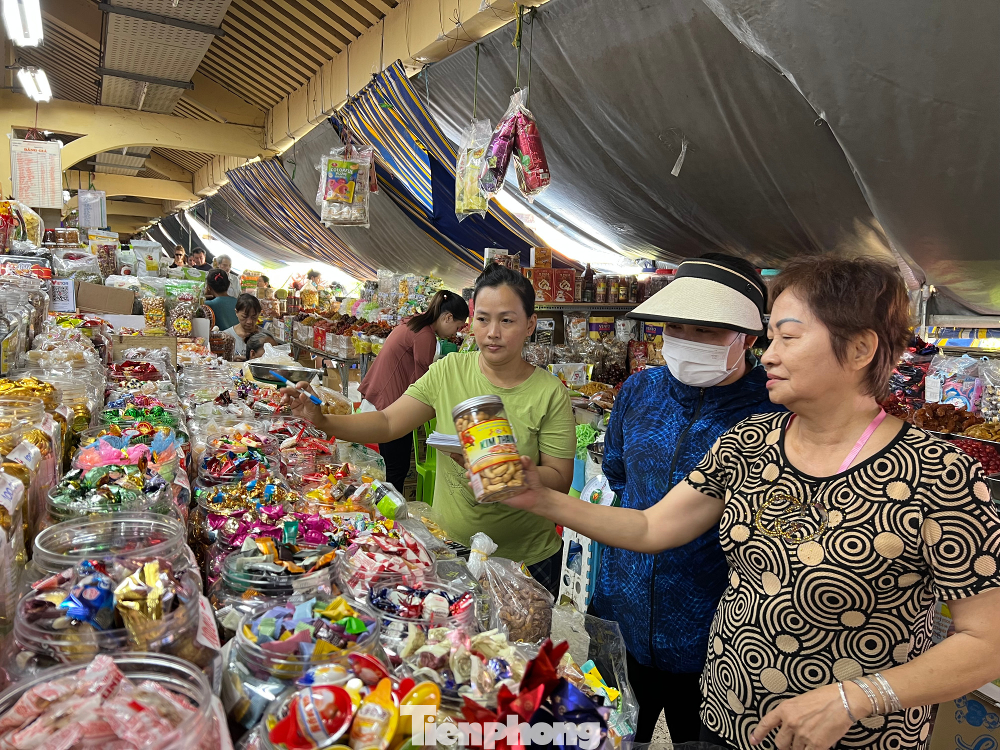 Bà Ứng Thị Liên (ngoài cùng bên phải) giới thiệu những sản phẩm mới cho khách hàng với giá cả phải chăng