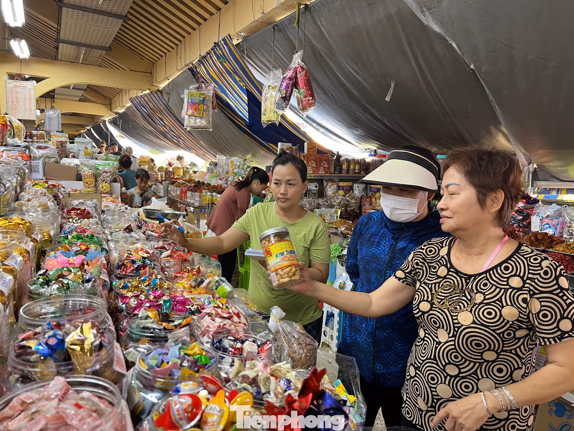 Bà Ứng Thị Liên (ngoài cùng bên phải) giới thiệu những sản phẩm mới cho khách hàng với giá cả phải chăng Bà Ứng Thị Liên (ngoài cùng bên phải) giới thiệu những sản phẩm mới cho khách hàng với giá cả phải chăng