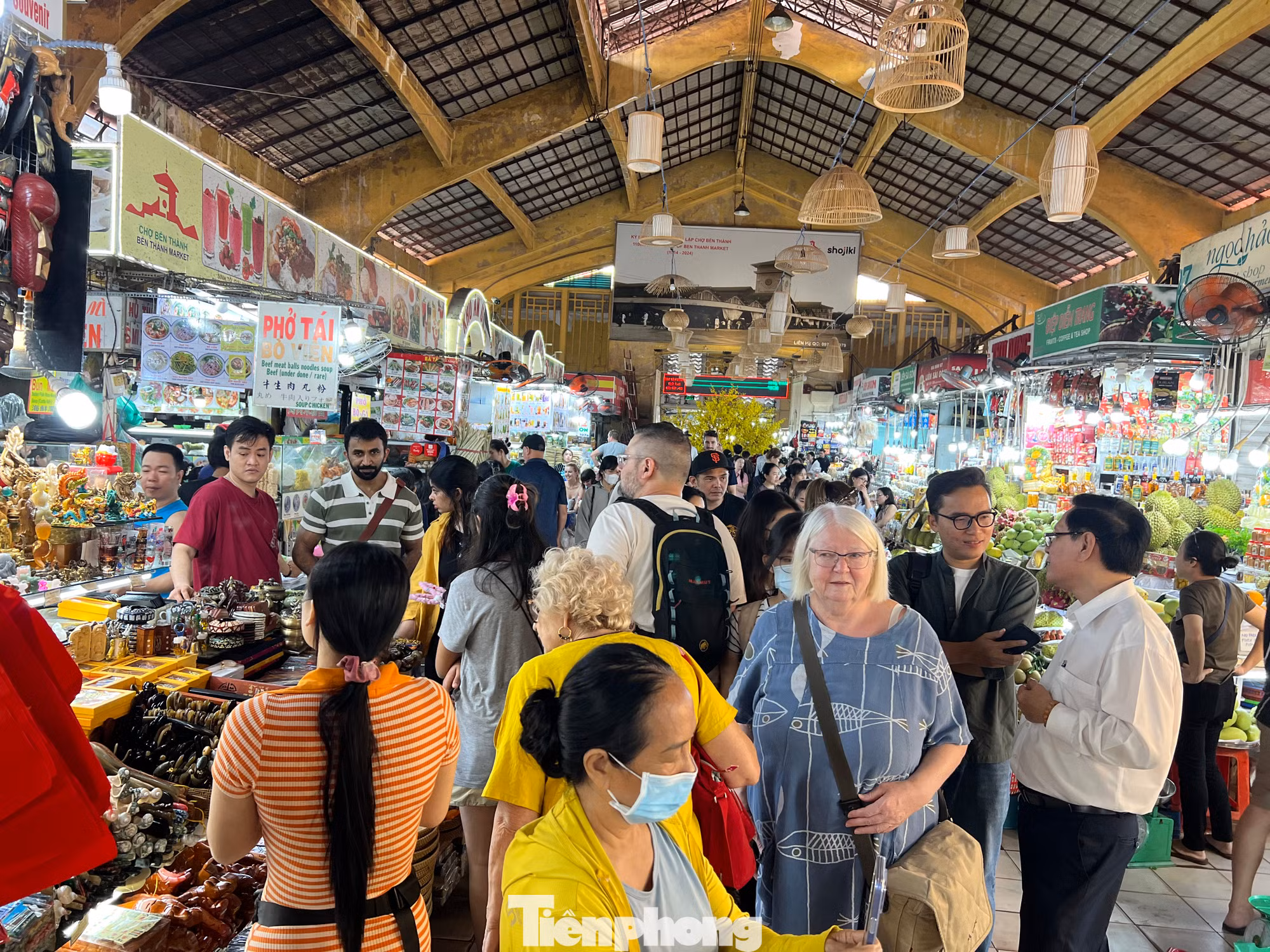 Khách đông đúc nhưng chủ yếu tham quan, chụp ảnh tại chợ Bến Thành là chính Khách đông đúc nhưng chủ yếu tham quan, chụp ảnh tại chợ Bến Thành là chính