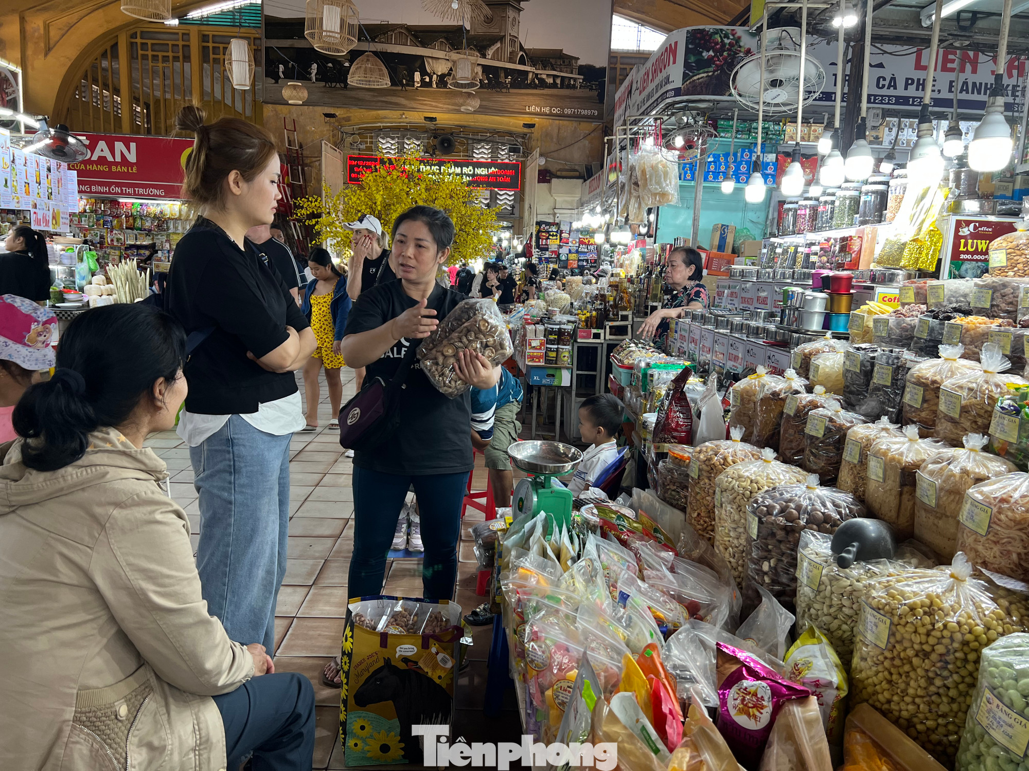 Tiểu thương ra sức tiếp thị hàng Tết với khách hàng