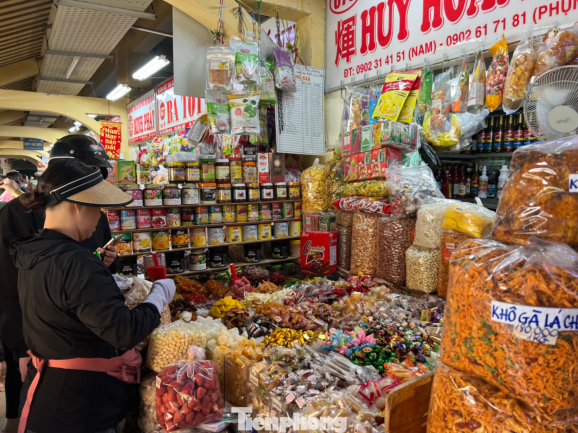 Hàng Tết phong phú, dồi dào, giá tăng nhẹ. Khách đến mua khá thưa thớt.
