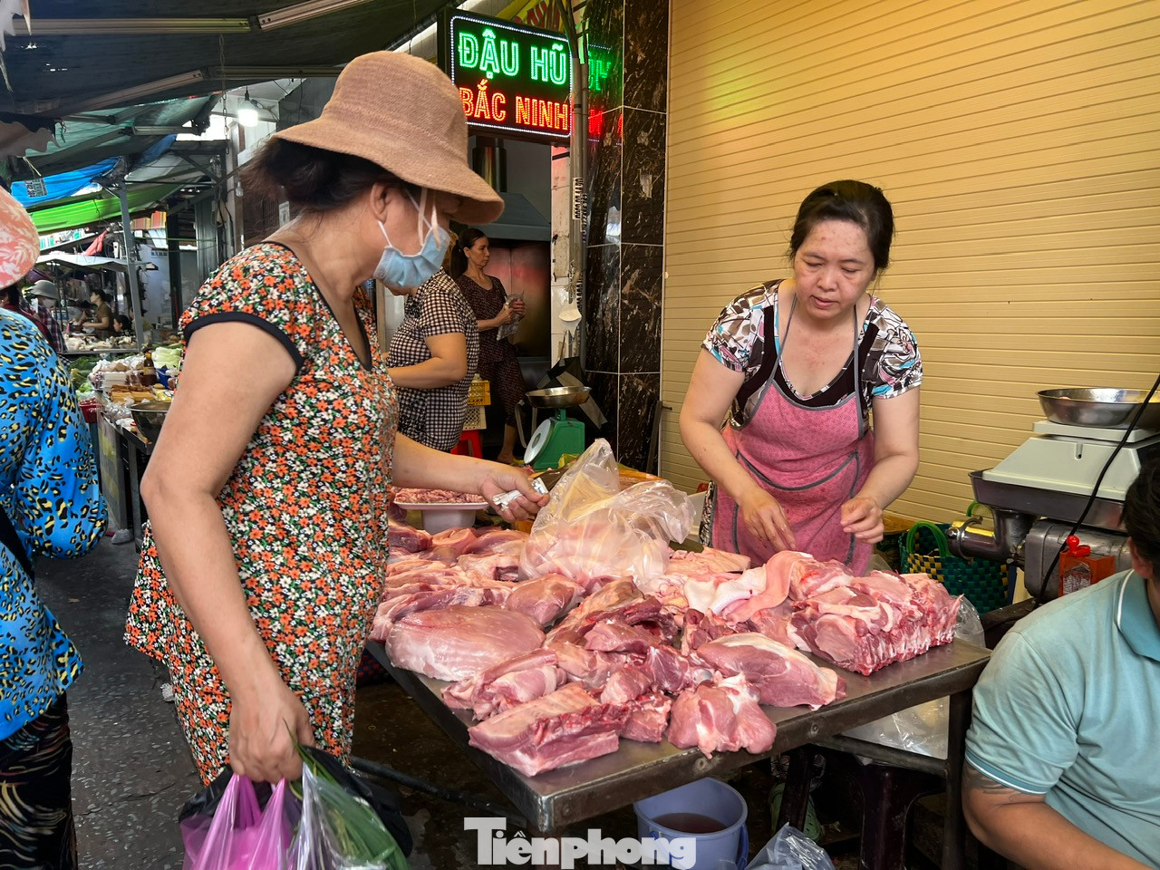 Thịt heo tăng giá nên người dân mua ít hơn, đồng thời chọn thực phẩm khác thay thế như thịt gà, thịt vịt, đậu hũ...