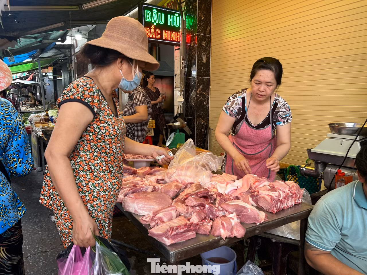 Thịt heo tăng giá nên người dân mua ít hơn, đồng thời chọn thực phẩm khác thay thế như thịt gà, thịt vịt, đậu hũ...