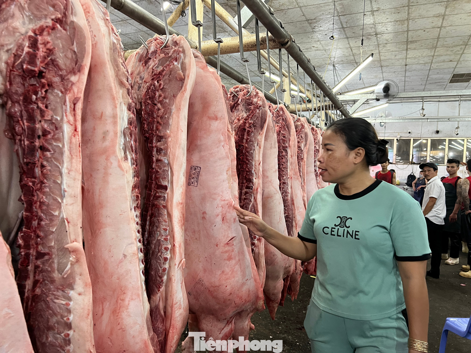 Thịt heo ở chợ đầu mối giảm tới 50% so với trước Tết, nhiều thời điểm "cháy" hàng, tiểu thương khó mua để bán lẻ