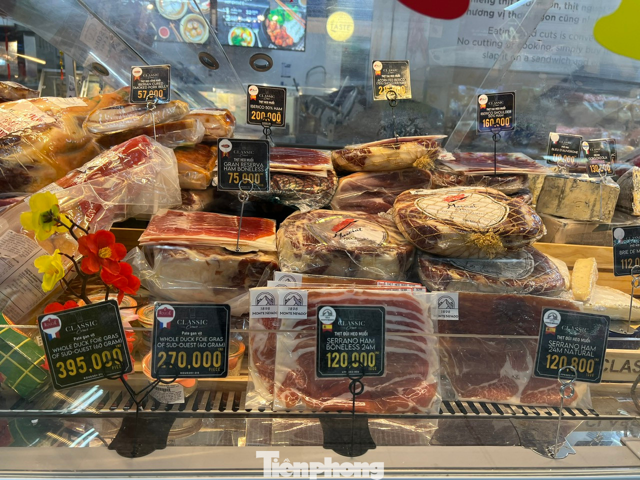 Đùi heo xông khói, đùi cừu Úc, thịt bò Mỹ... đầy đủ, phong phú tại nhiều siêu thị, sẵn sàng phục vụ thực khách dịp Tết Đùi heo xông khói, đùi cừu Úc, thịt bò Mỹ... đầy đủ, phong phú tại nhiều siêu thị, sẵn sàng phục vụ thực khách dịp Tết