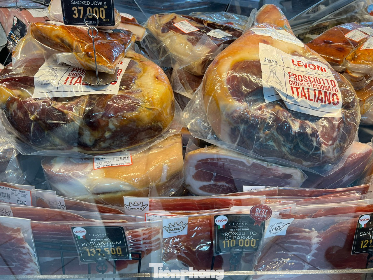 Đùi heo xông khói, đùi cừu Úc, thịt bò Mỹ... đầy đủ, phong phú tại nhiều siêu thị, sẵn sàng phục vụ thực khách dịp Tết Đùi heo xông khói, đùi cừu Úc, thịt bò Mỹ... đầy đủ, phong phú tại nhiều siêu thị, sẵn sàng phục vụ thực khách dịp Tết