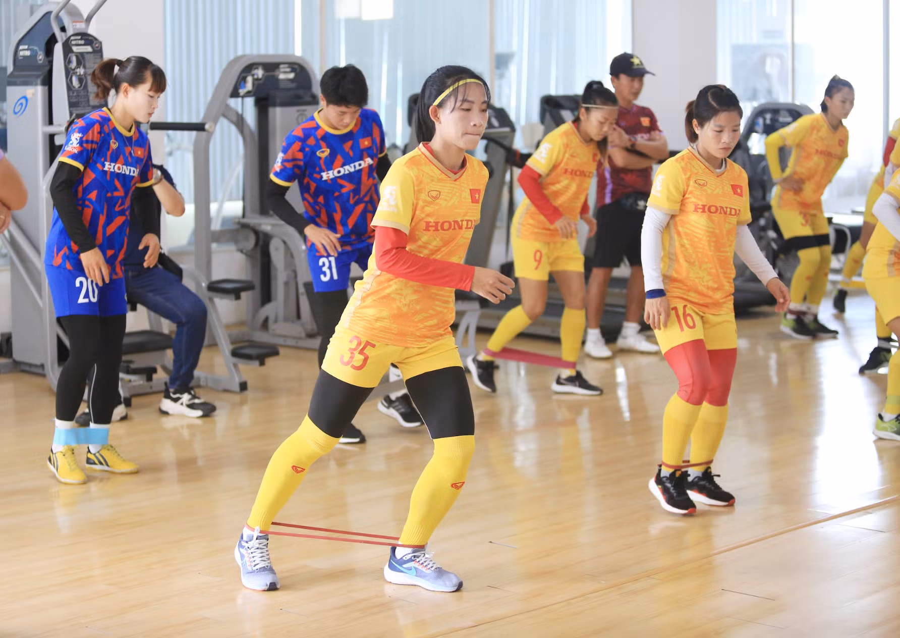 Các cầu thủ nữ dành 30 phút buổi sáng tập trong phòng GYM. HLV Mai Đức Chung muốn đội tuyển Việt Nam nâng cao thể lực, sức bền.