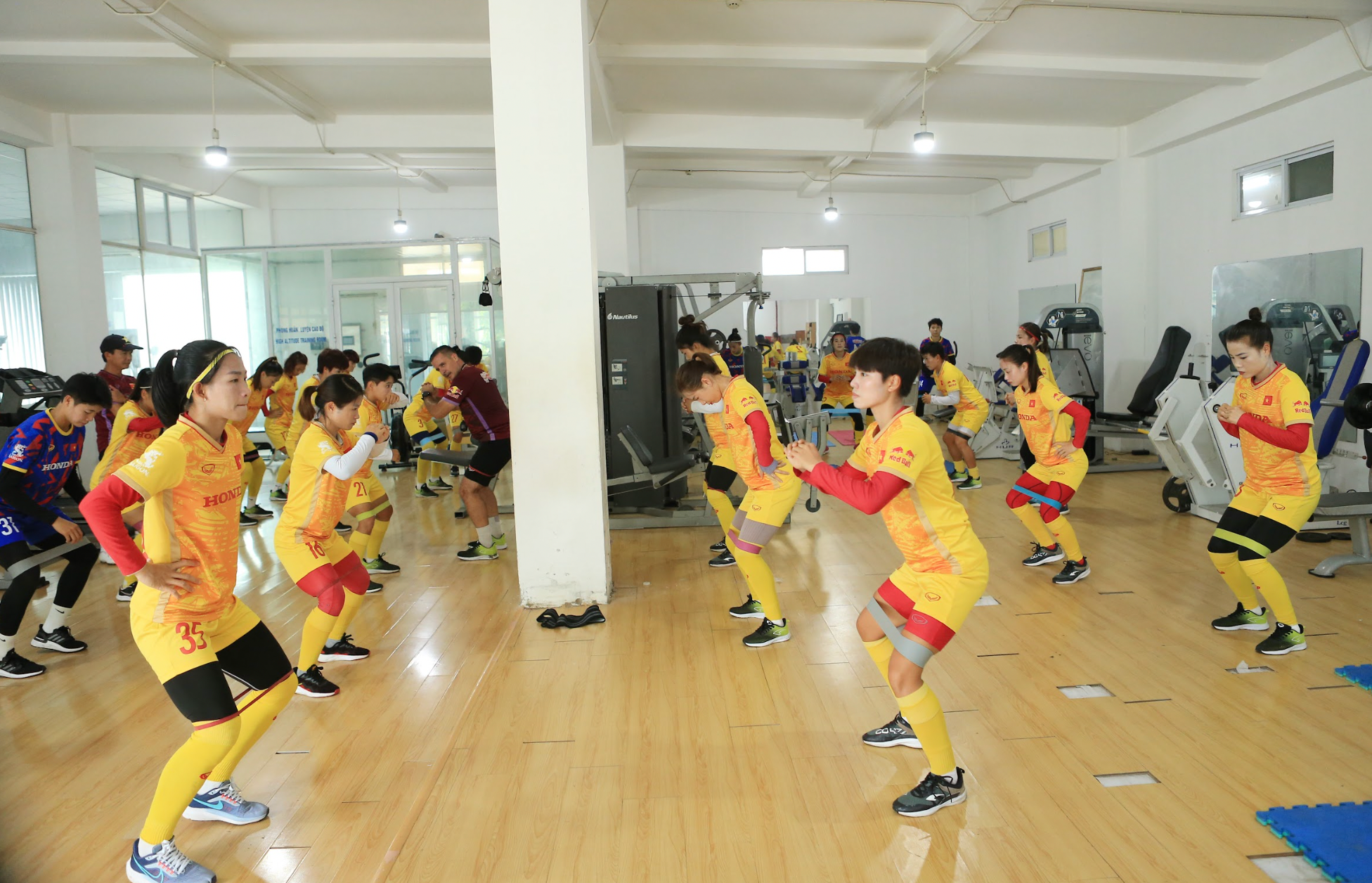 Để đối chọi, các cầu thủ nữ Việt Nam buộc phải nâng cao thể lực qua các bài tập chuyên sâu...