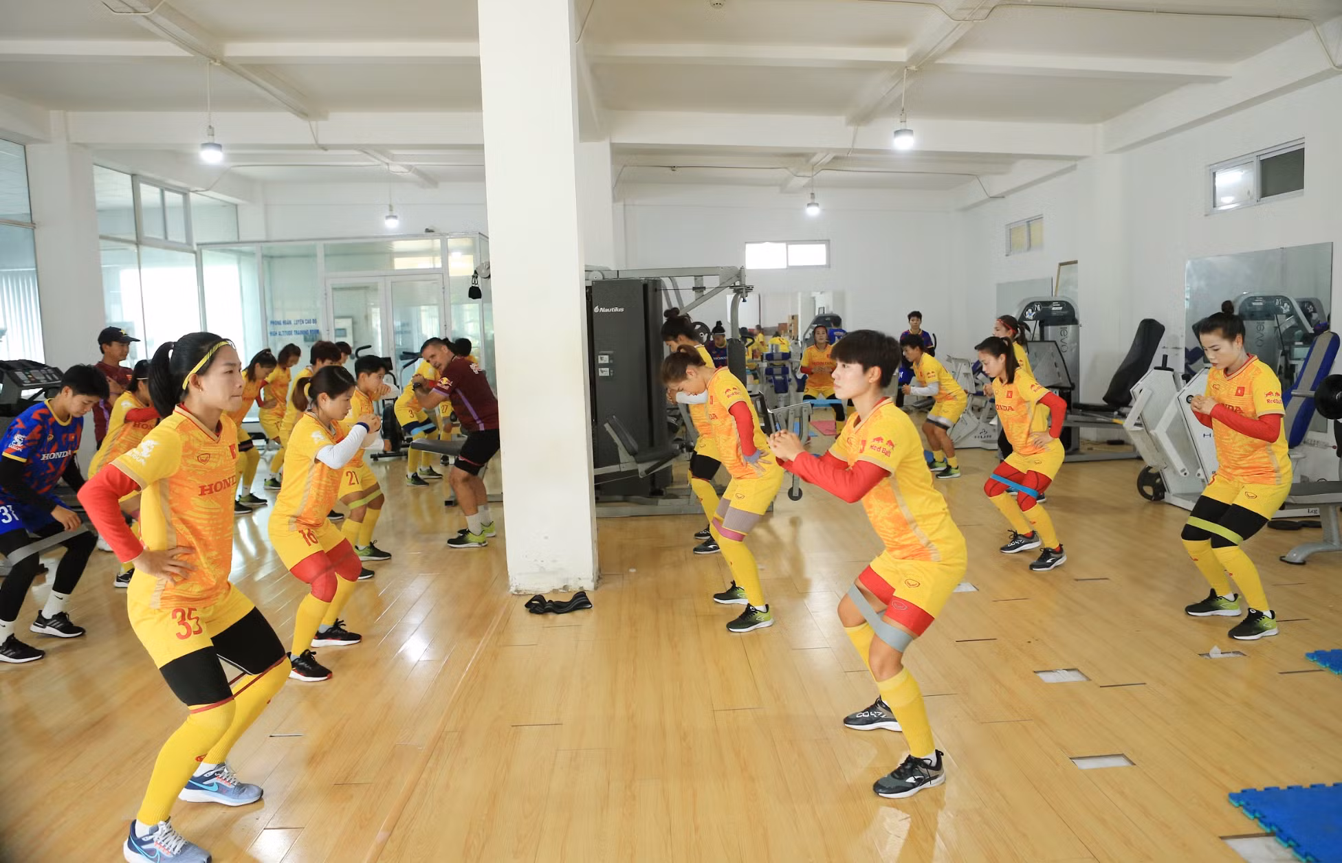 Để đối chọi, các cầu thủ nữ Việt Nam buộc phải nâng cao thể lực qua các bài tập chuyên sâu...