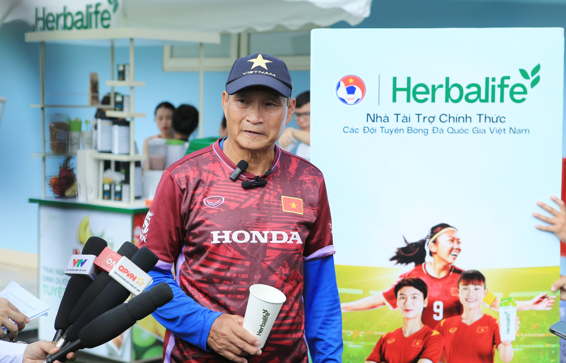 HLV Mai Đức Chung cho biết đội tuyển nữ Việt Nam phải tiếp tục nâng cao thể lực để có thể thi đấu ở World Cup. (ảnh Anh Đoàn)