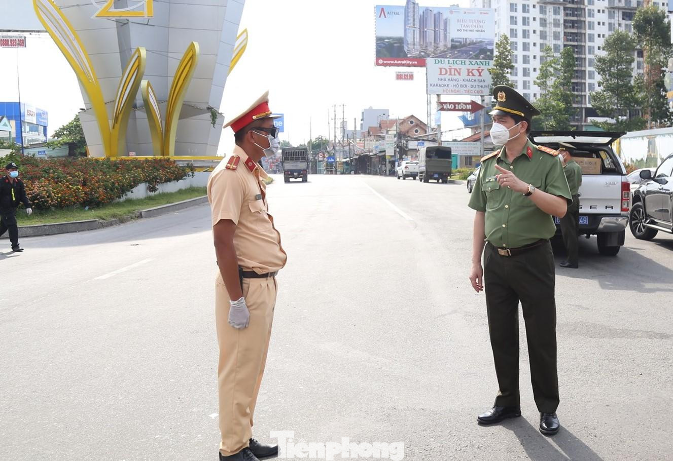 Đại tá Trịnh Ngọc Quyên (bìa phải) đi kiểm tra công tác đảm bảo an toàn giao thông trên địa bàn