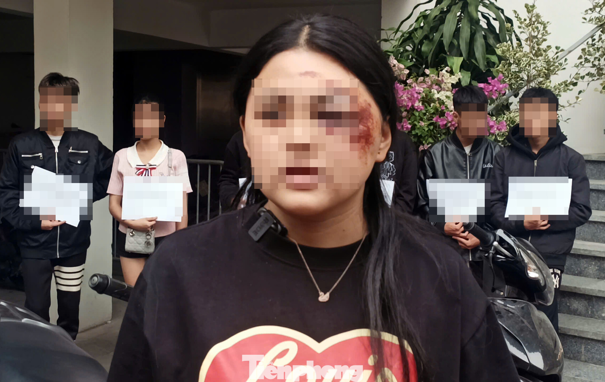 Nhiều người vẫn ám ảnh nhóm thanh thiếu niên điều khiển xe máy tốc độ cao trên đường Trần Hưng Đạo (Hoàn Kiếm, Hà Nội) gây tai nạn chết người. Nhiều người vẫn ám ảnh nhóm thanh thiếu niên điều khiển xe máy tốc độ cao trên đường Trần Hưng Đạo (Hoàn Kiếm, Hà Nội) gây tai nạn chết người.