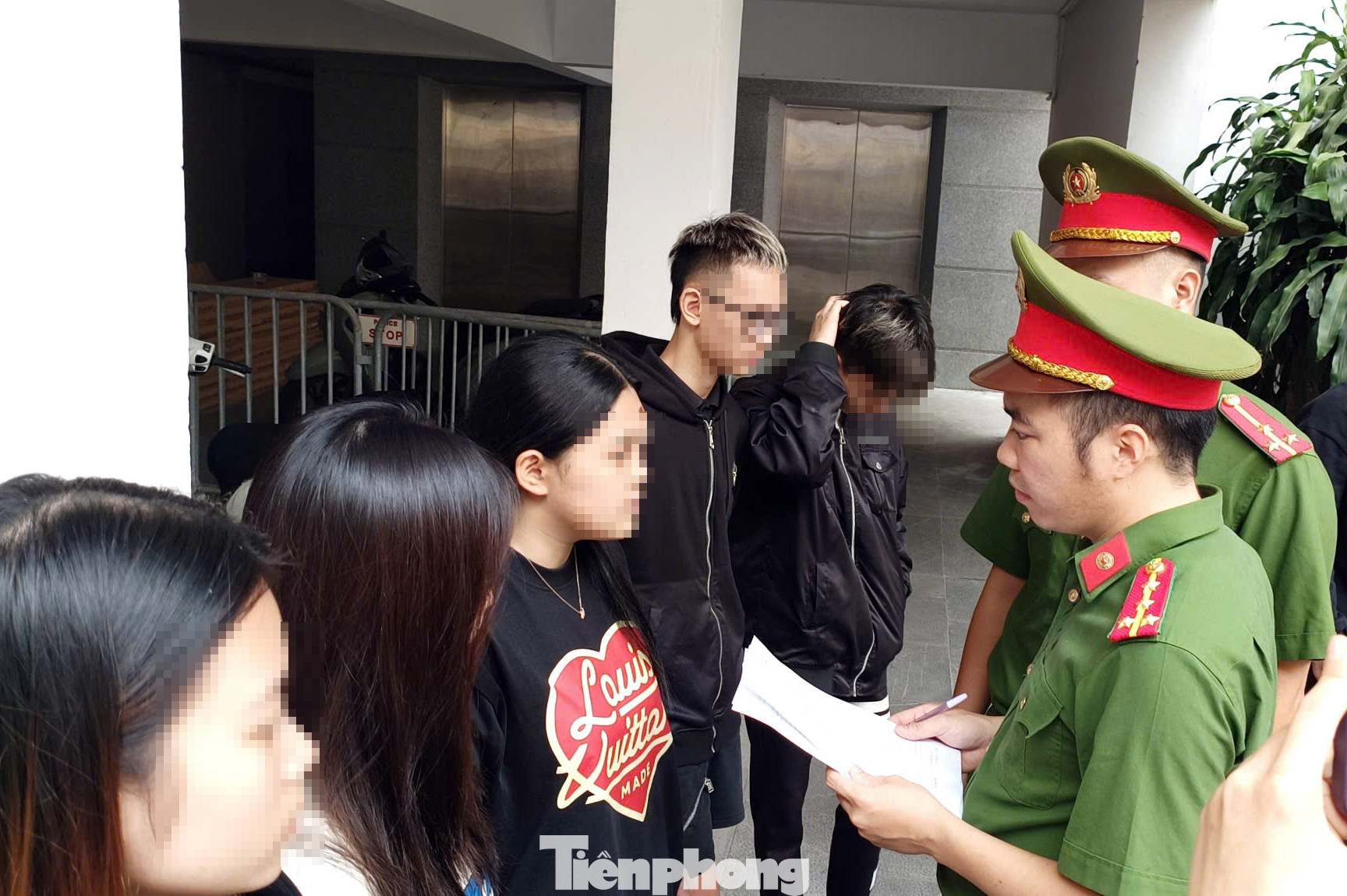 Nhiều người vẫn ám ảnh nhóm thanh thiếu niên điều khiển xe máy tốc độ cao trên đường Trần Hưng Đạo (Hoàn Kiếm, Hà Nội) gây tai nạn chết người. Nhiều người vẫn ám ảnh nhóm thanh thiếu niên điều khiển xe máy tốc độ cao trên đường Trần Hưng Đạo (Hoàn Kiếm, Hà Nội) gây tai nạn chết người.